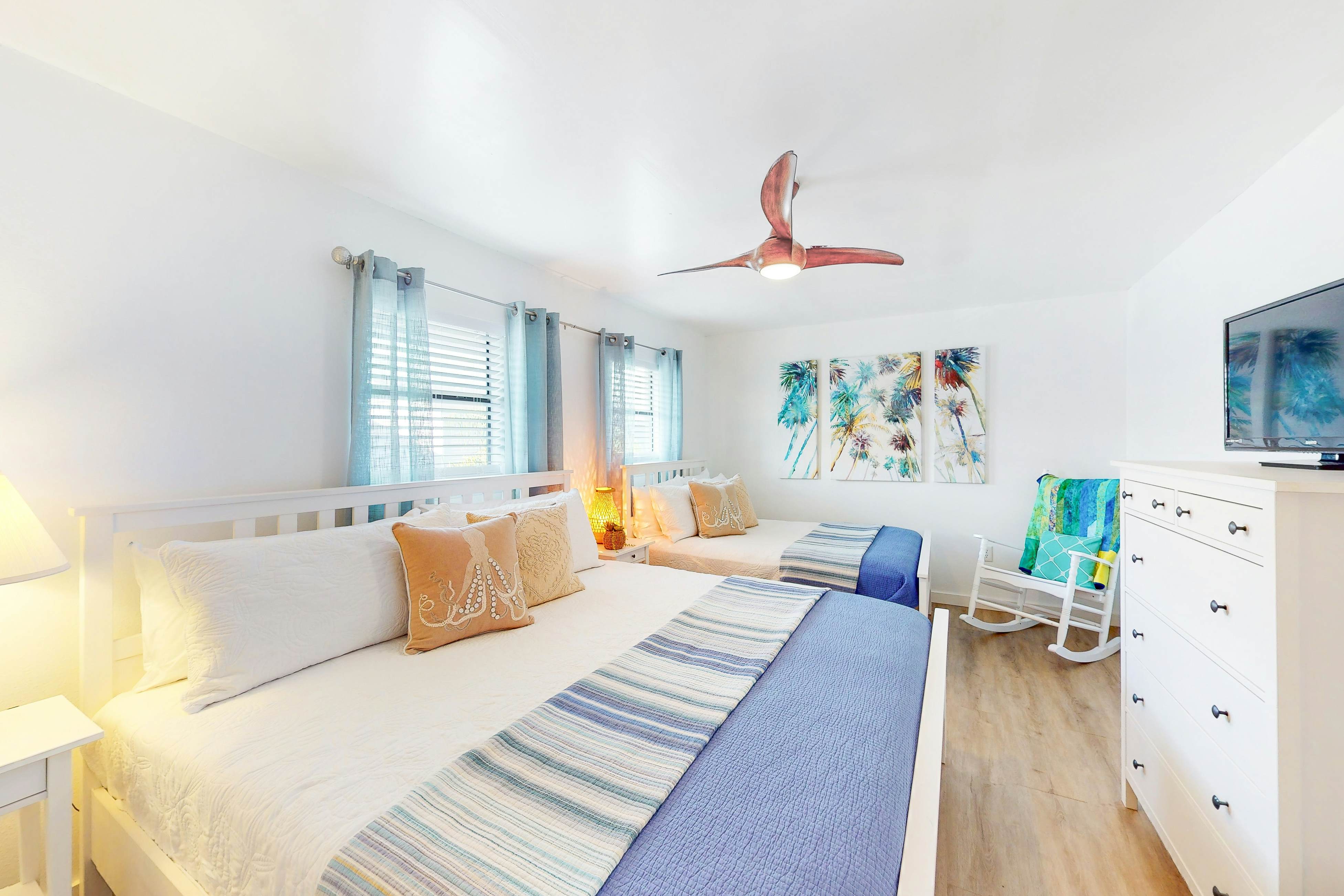 Lovely waterfront townhouse with pool, fast WiFi, central AC, & washer/dryer