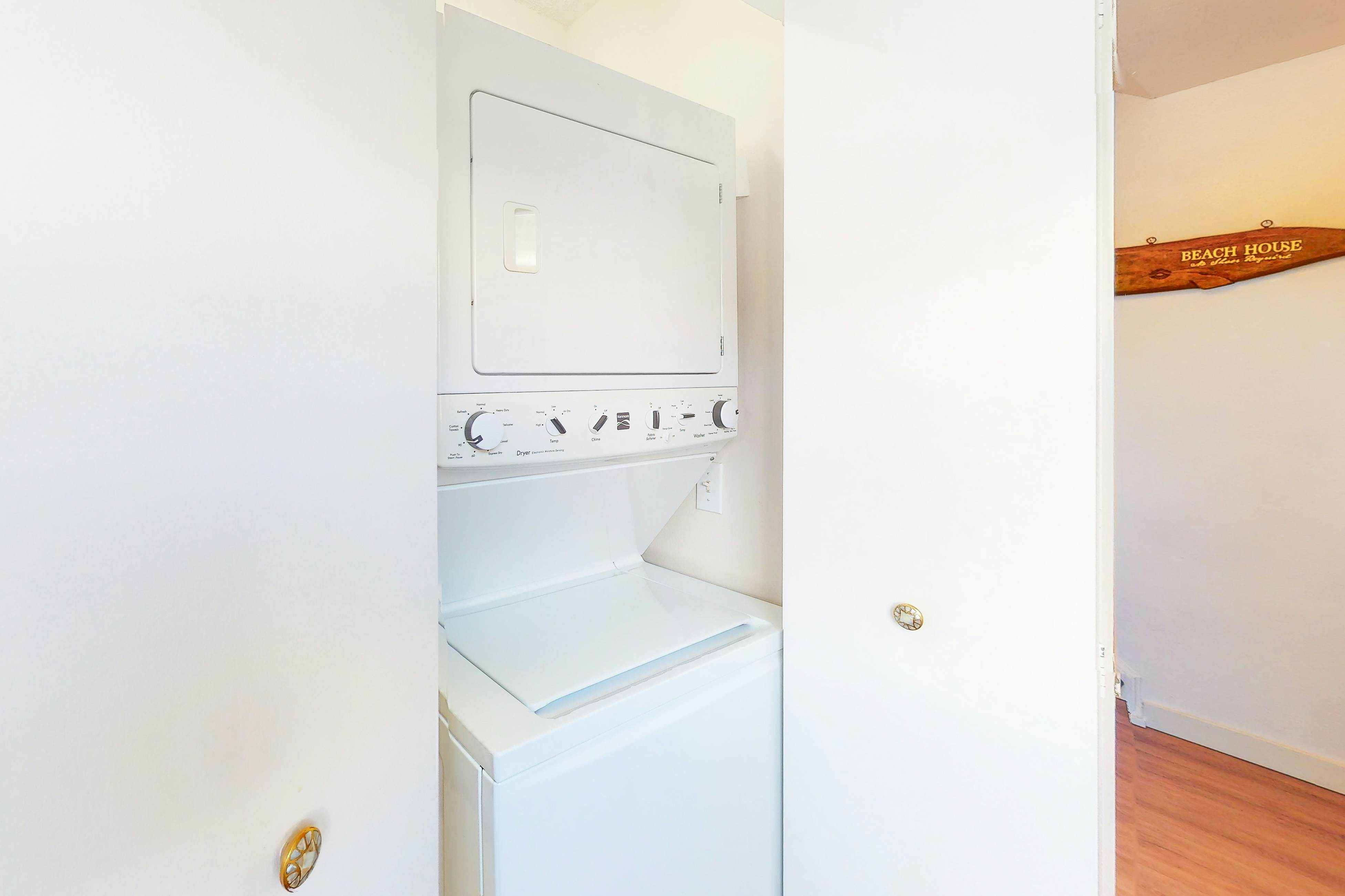 Lovely waterfront townhouse with pool, fast WiFi, central AC, & washer/dryer