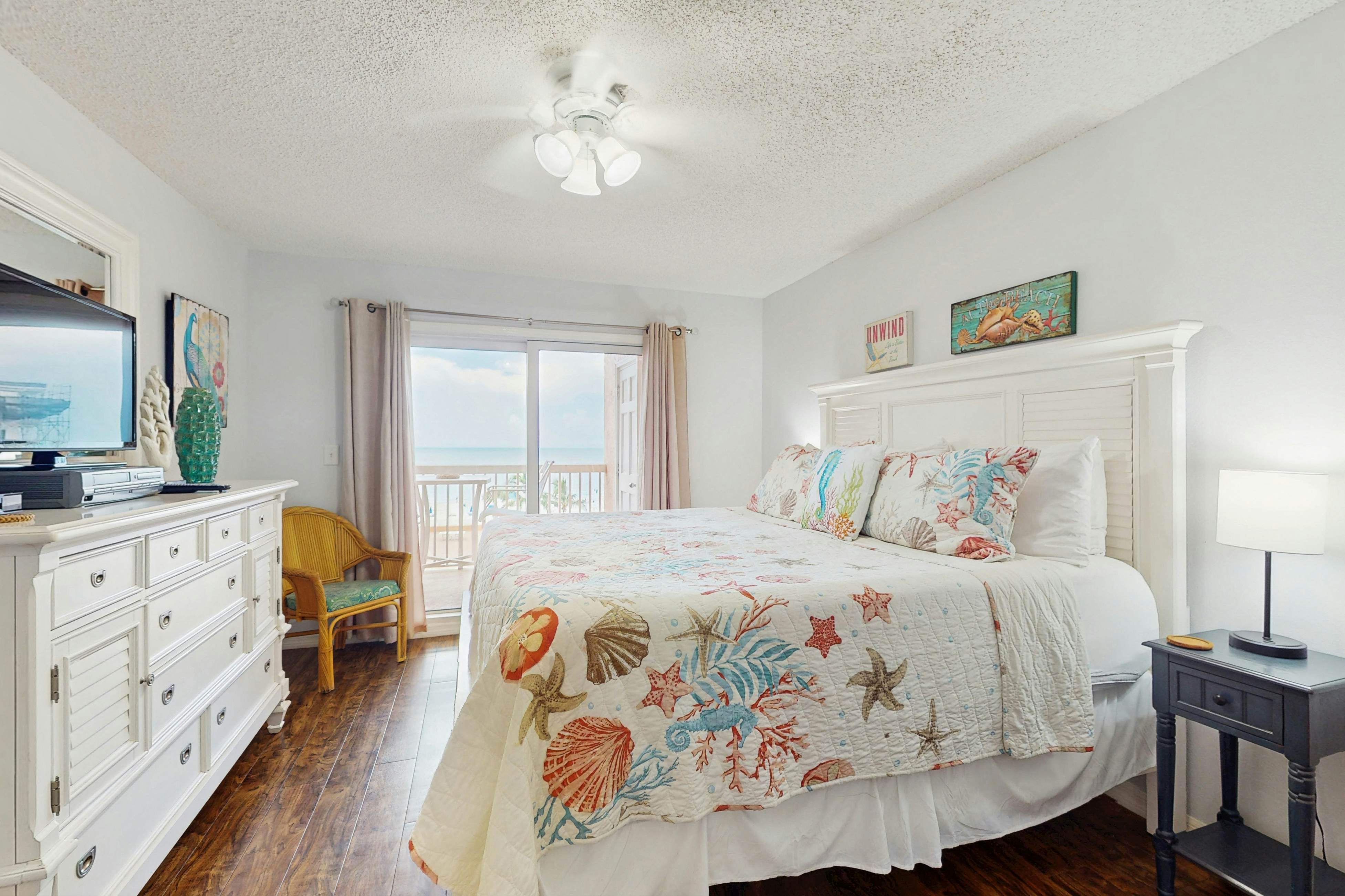 Charming condo with gorgeous Gulf views & beachfront heated pool & spa