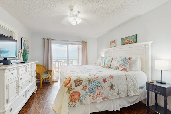 Charming condo with gorgeous Gulf views and beachfront heated pool and spa