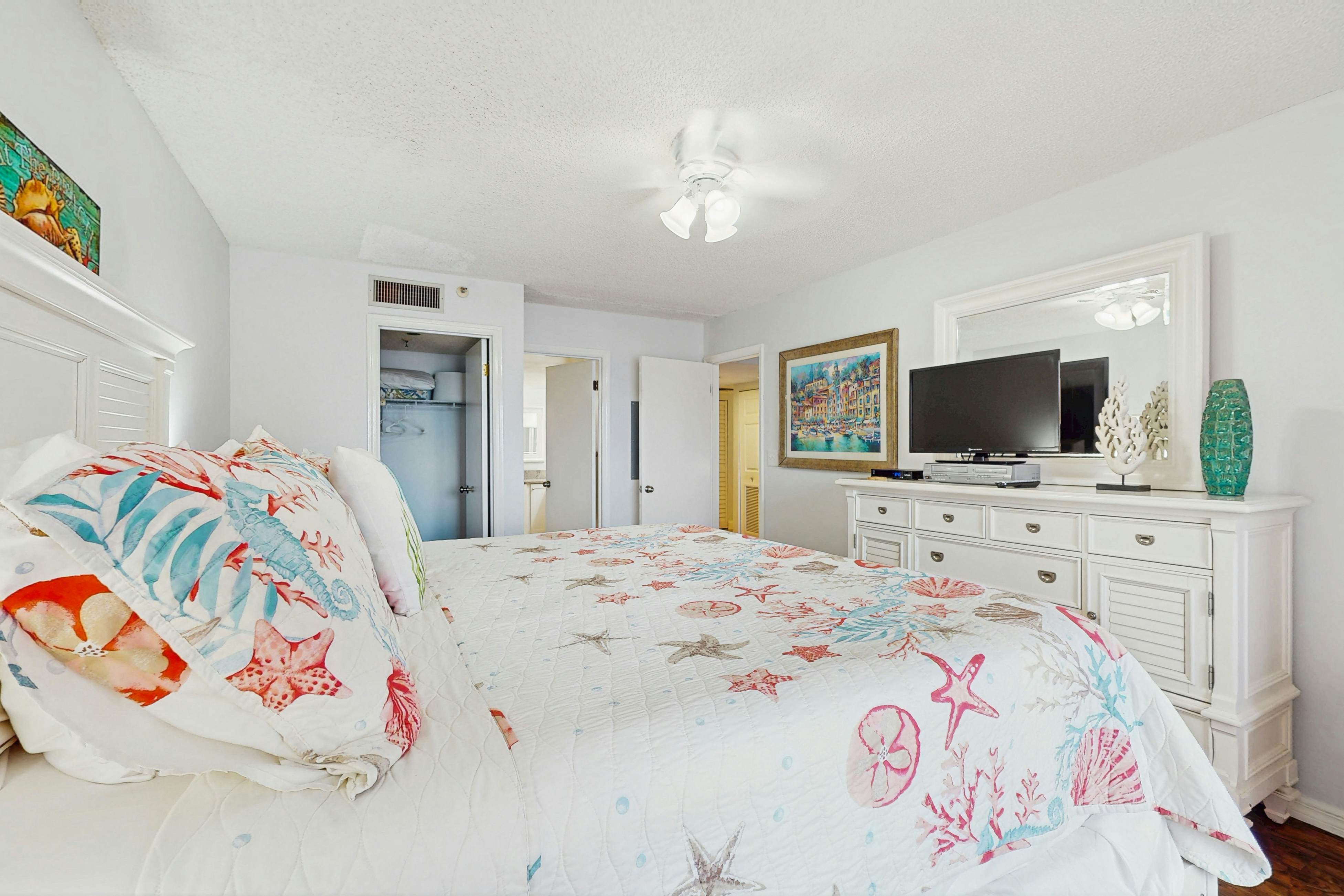 Charming condo with gorgeous Gulf views & beachfront heated pool & spa