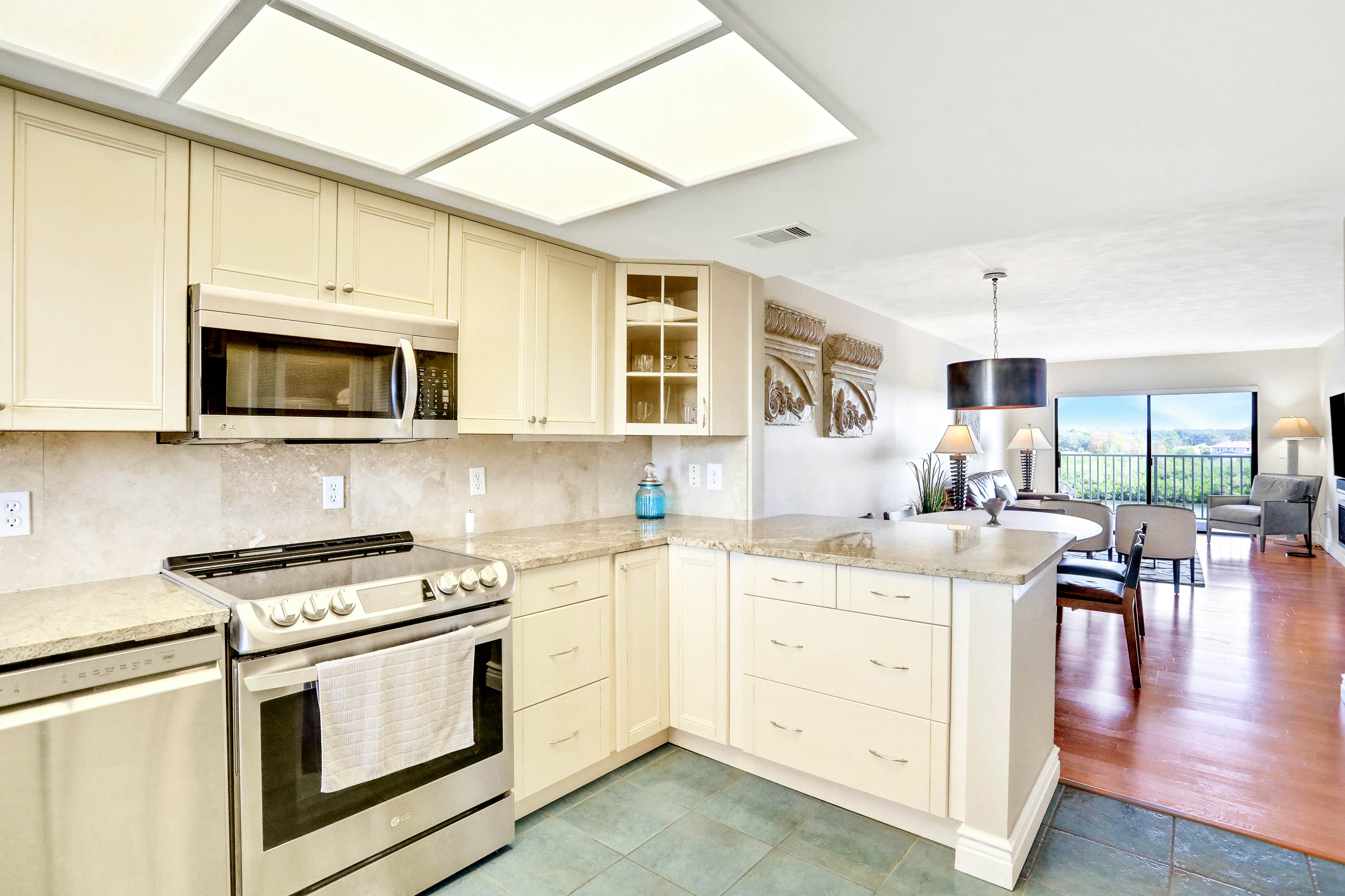 Elegant condo with water view near beach - pool & hot tub, fast WiFi & AC