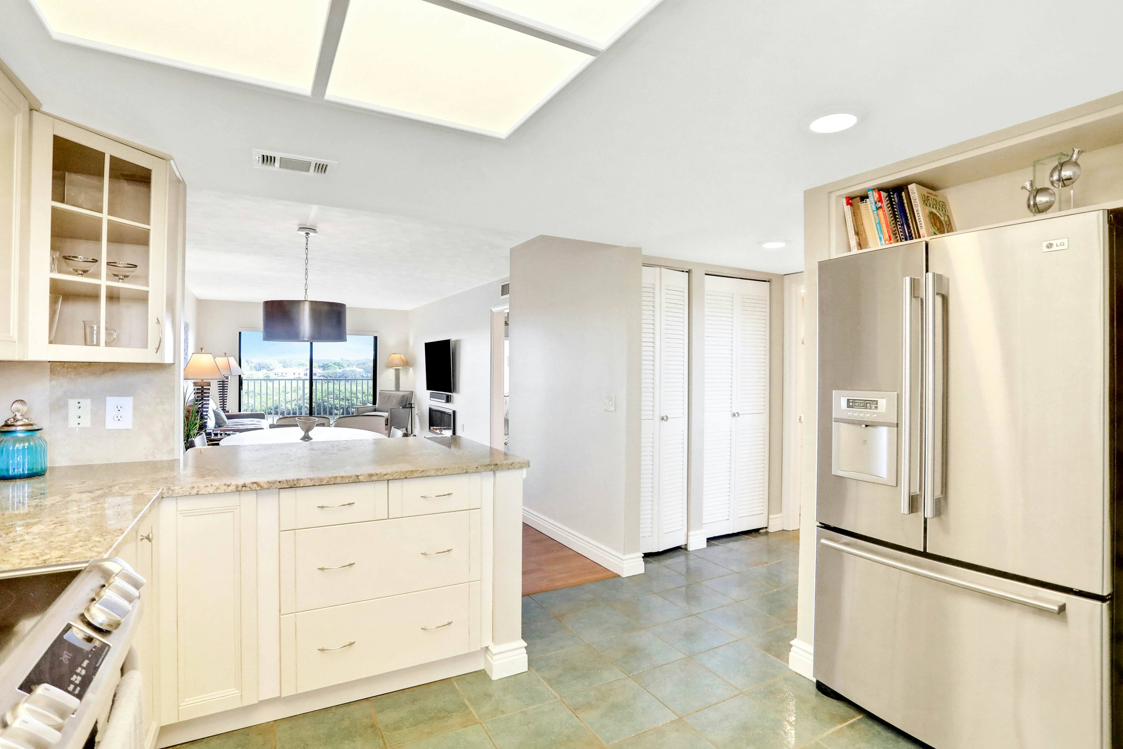 Elegant condo with water view near beach - pool & hot tub, fast WiFi & AC