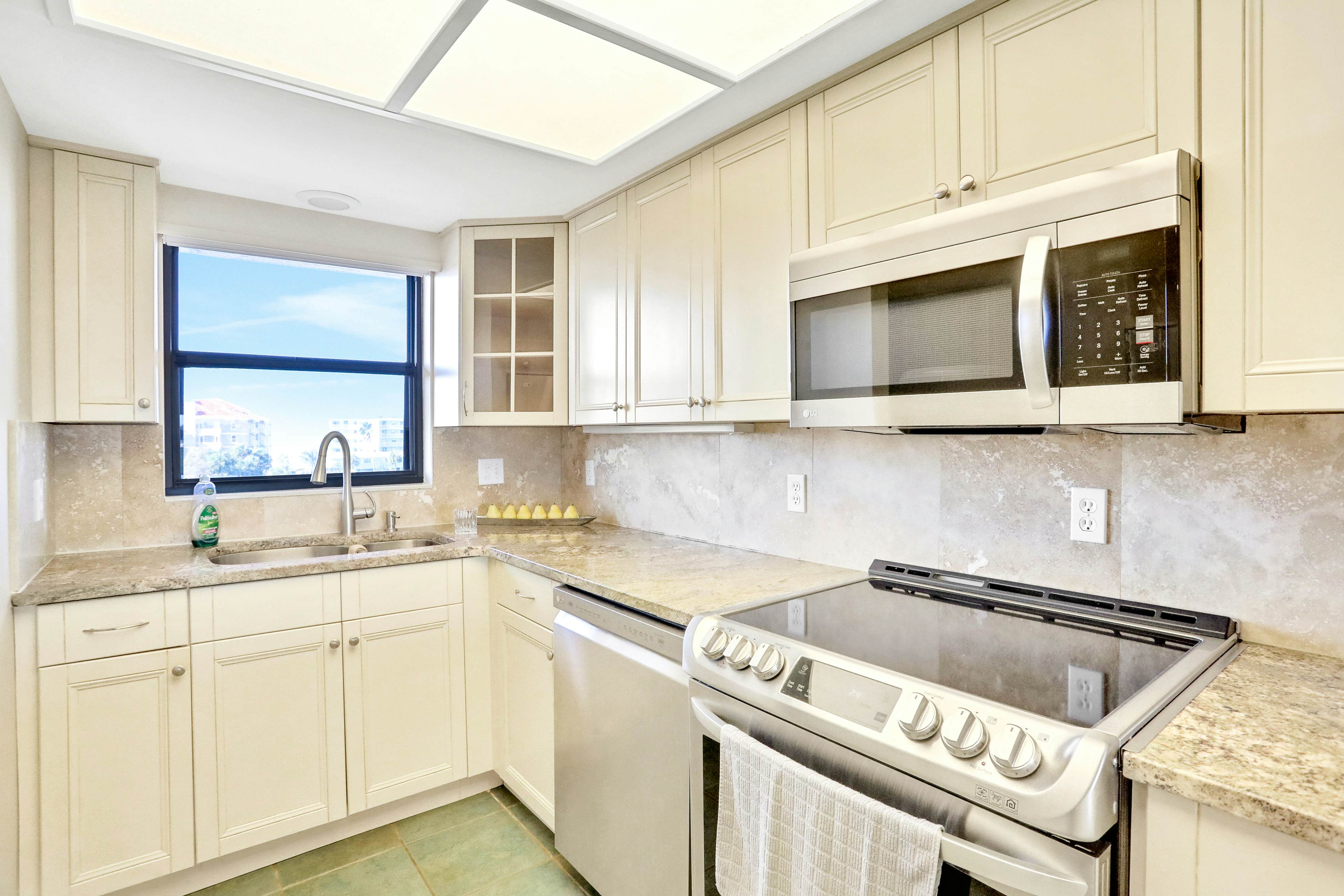 Elegant condo with water view near beach - pool & hot tub, fast WiFi & AC