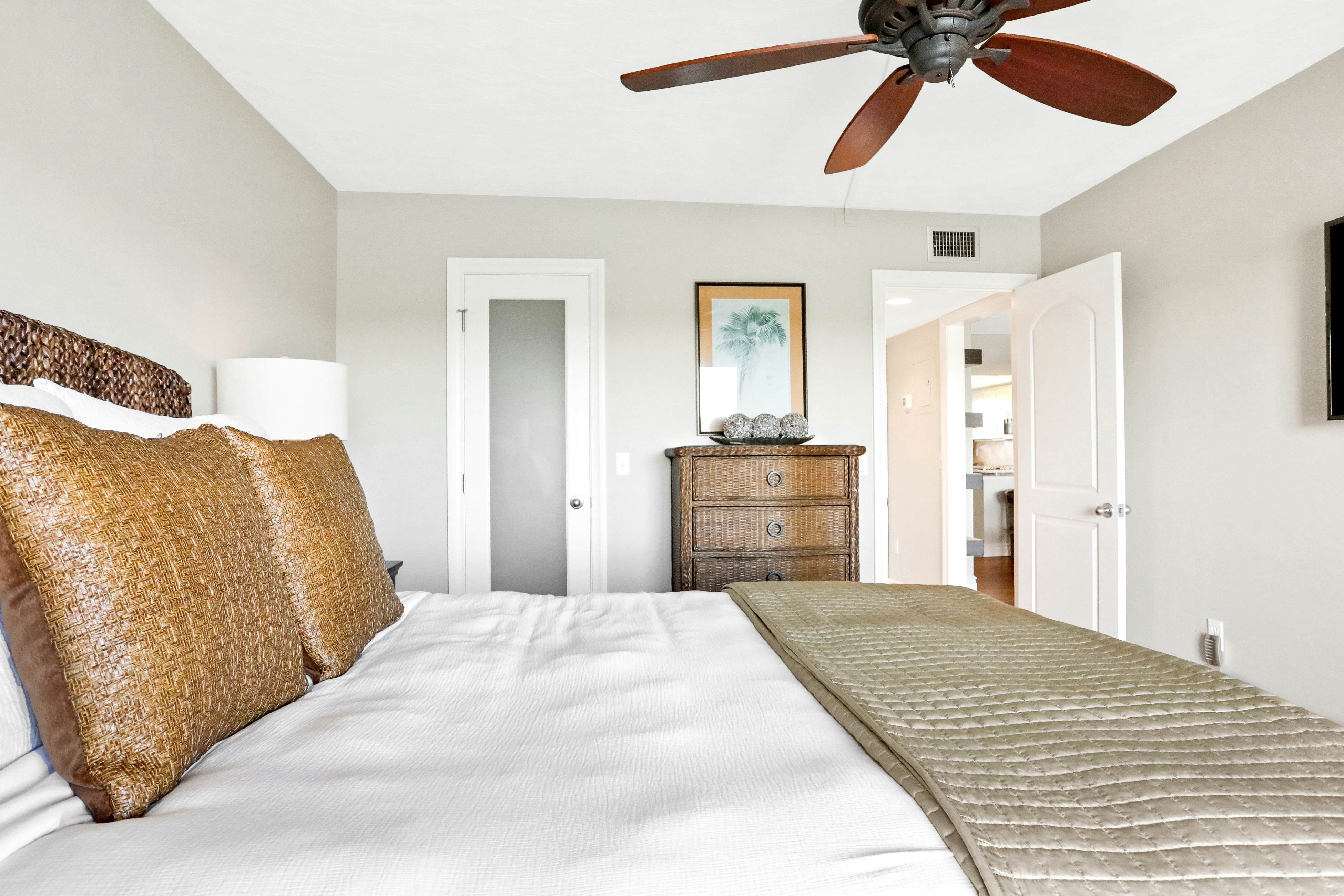 Elegant condo with water view near beach - pool & hot tub, fast WiFi & AC