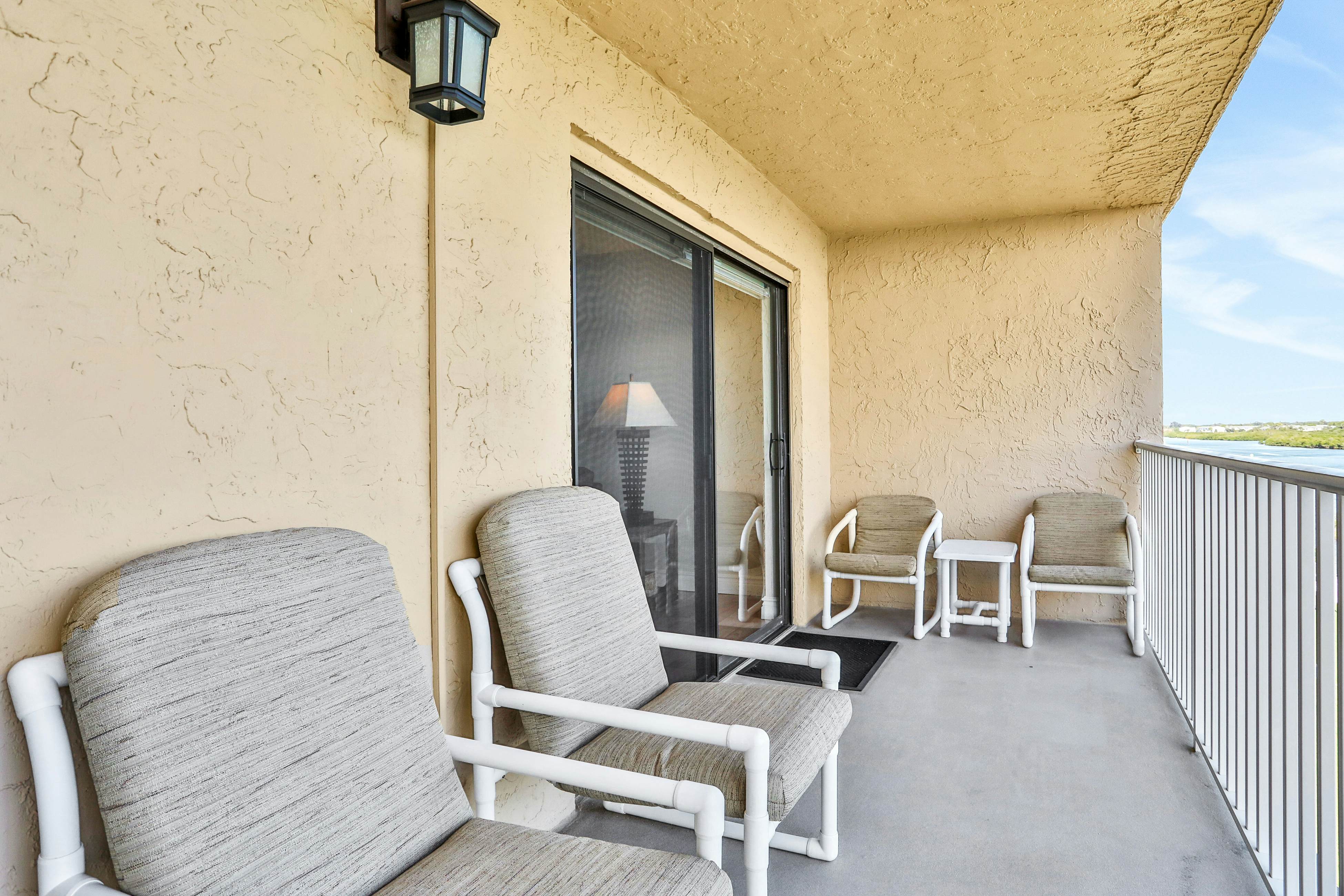 Elegant condo with water view near beach - pool & hot tub, fast WiFi & AC