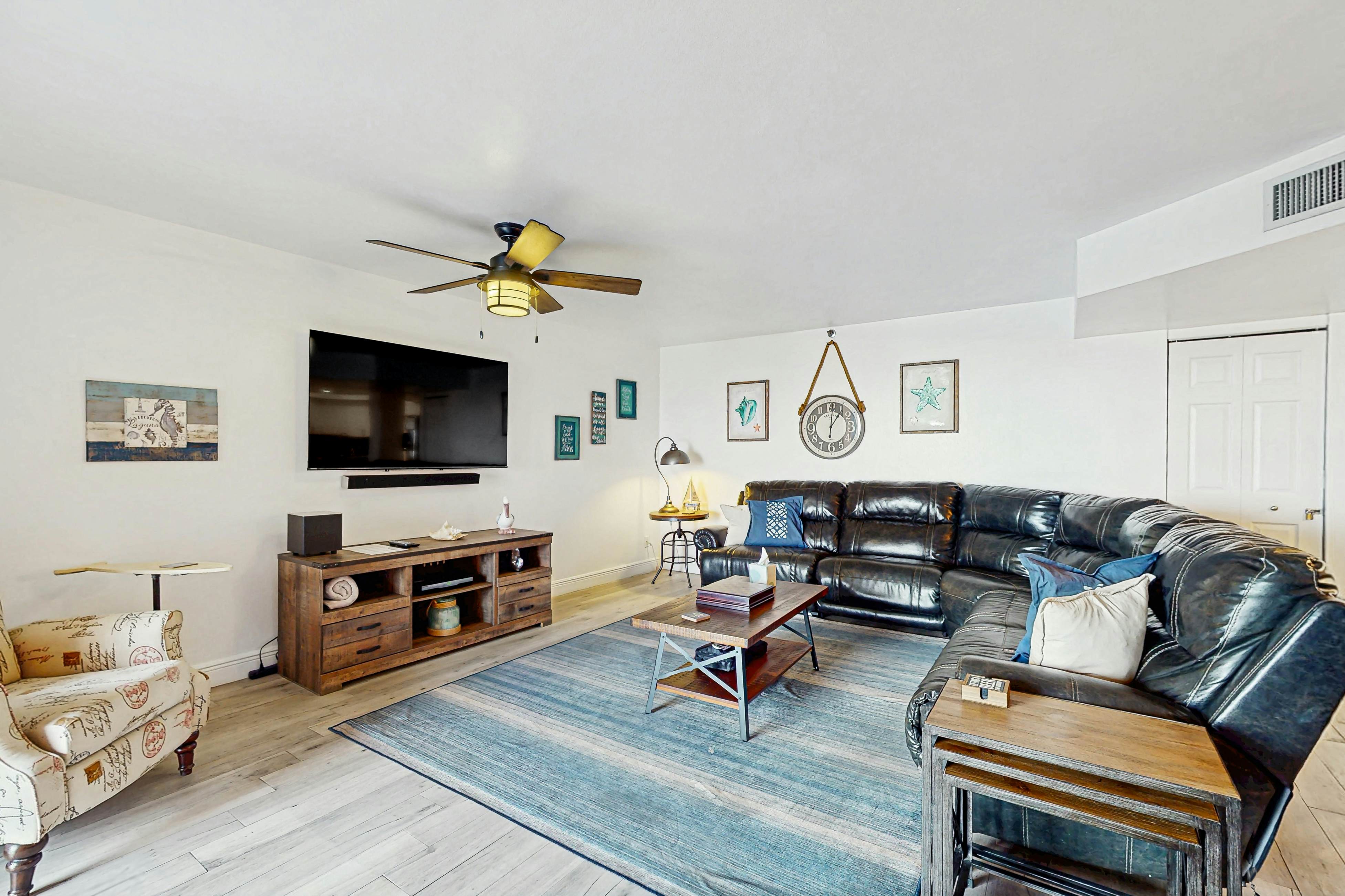 Beachfront condo with pool, tennis court & AC - Dog-friendly