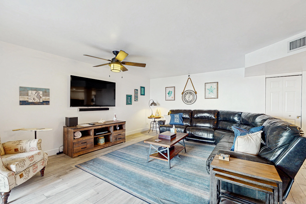 Beachfront condo with pool tennis court and AC Dog friendly