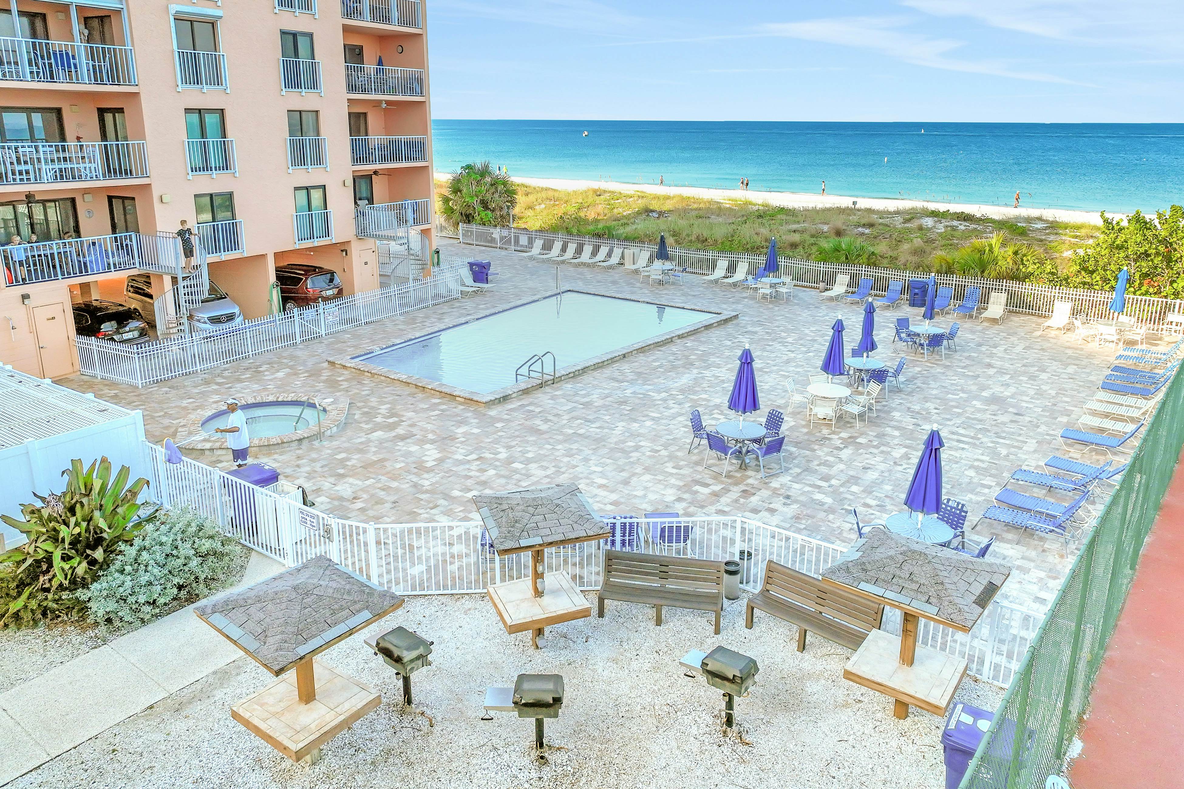 Beachfront condo with pool, tennis court & AC - Dog-friendly