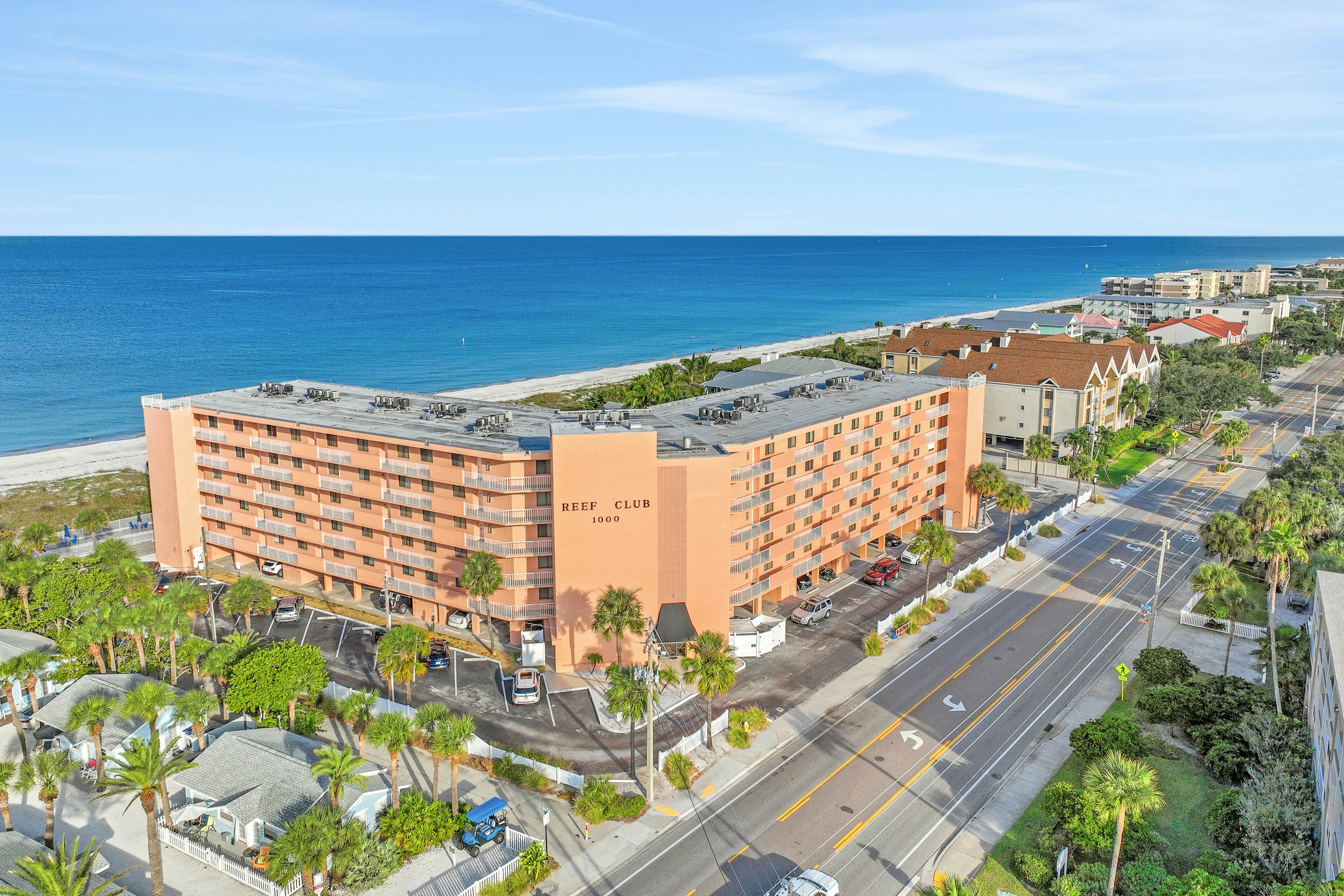 Beachfront condo with pool, tennis court & AC - Dog-friendly