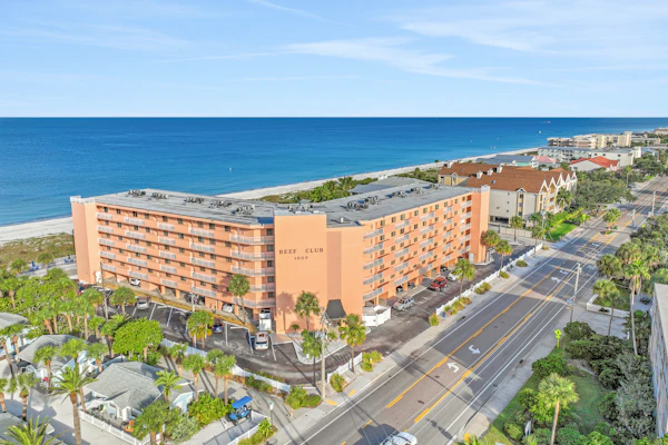 Beachfront condo with pool tennis court and AC Dog friendly