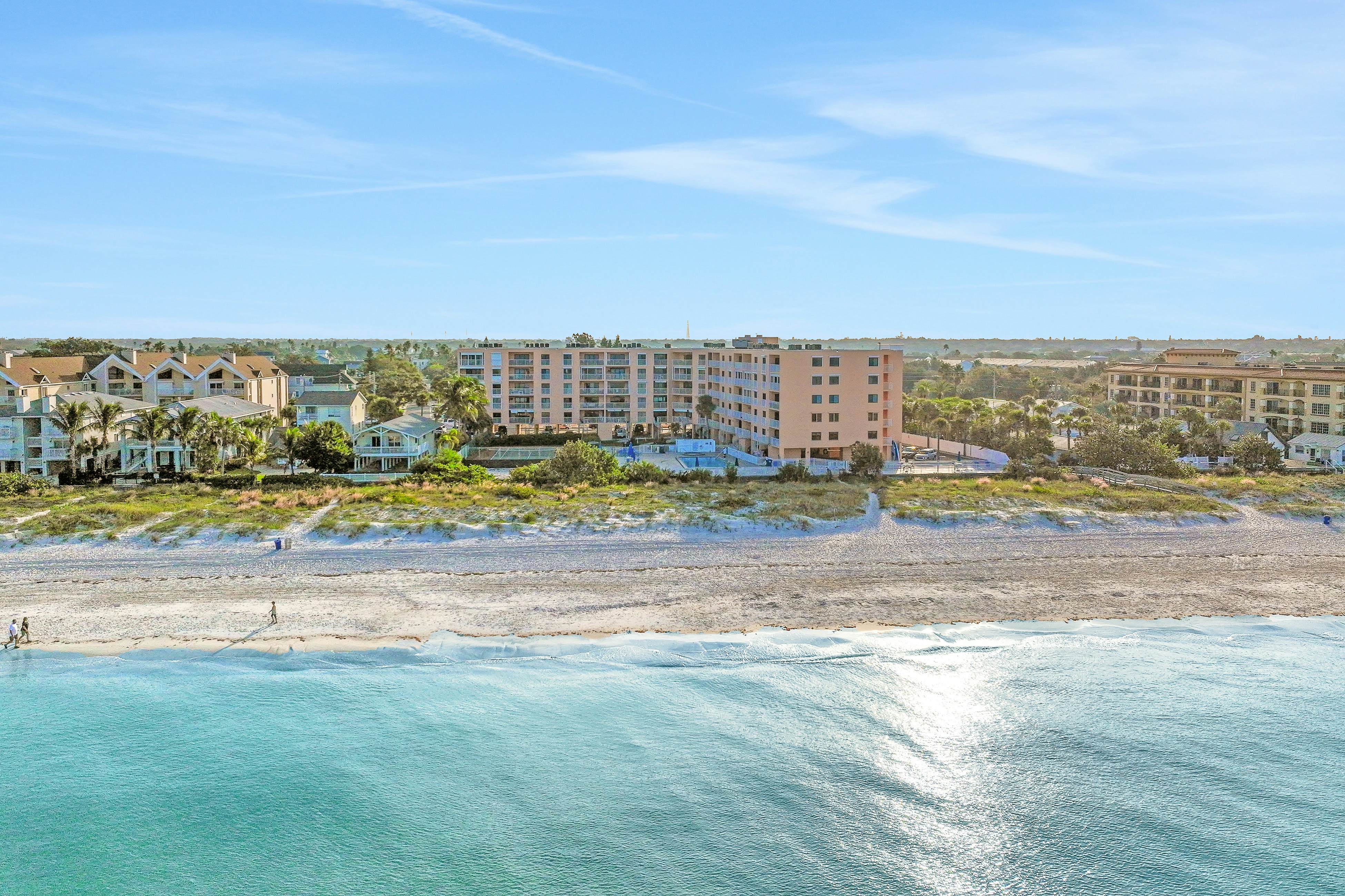 Beachfront condo with pool, tennis court & AC - Dog-friendly