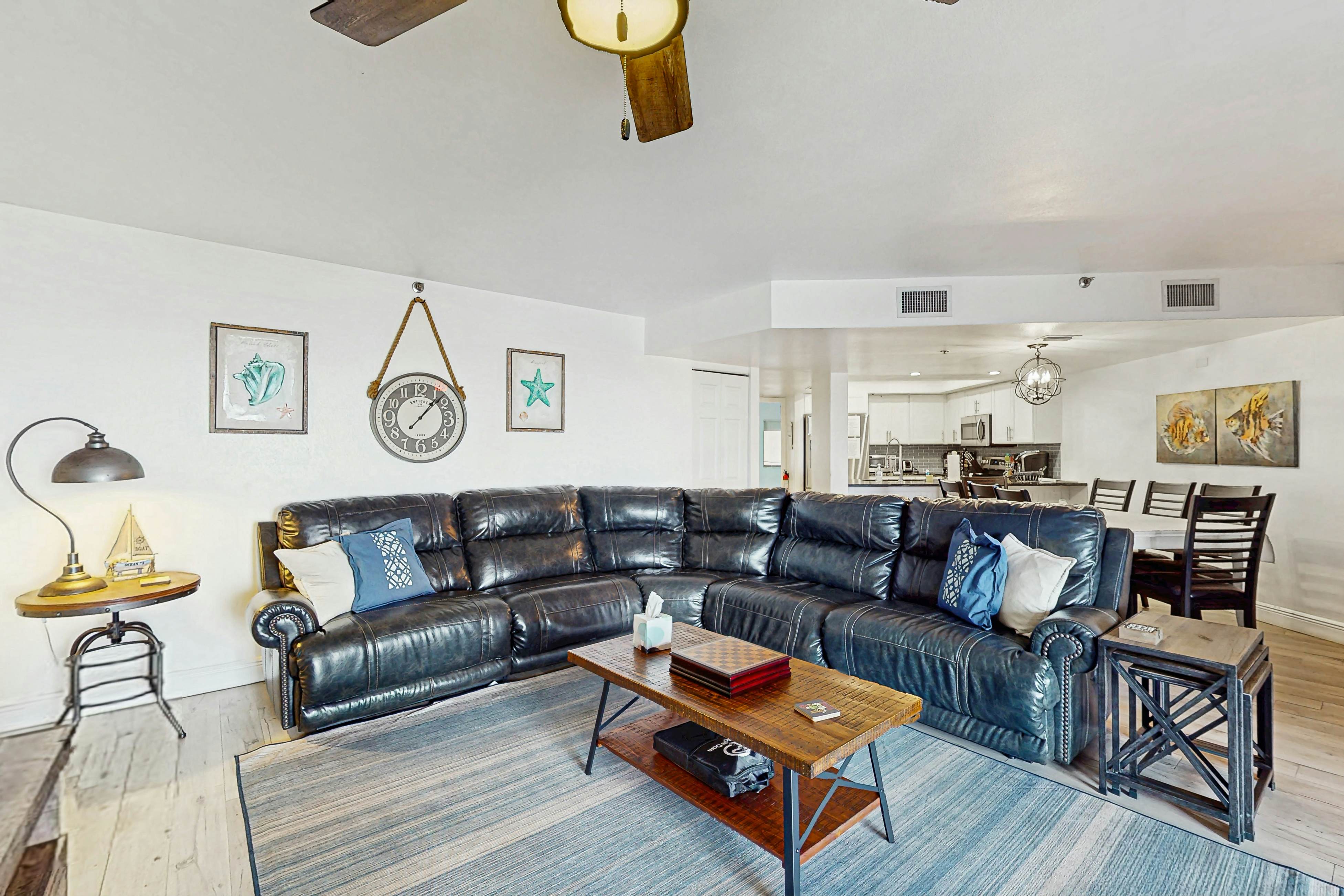 Beachfront condo with pool, tennis court & AC - Dog-friendly