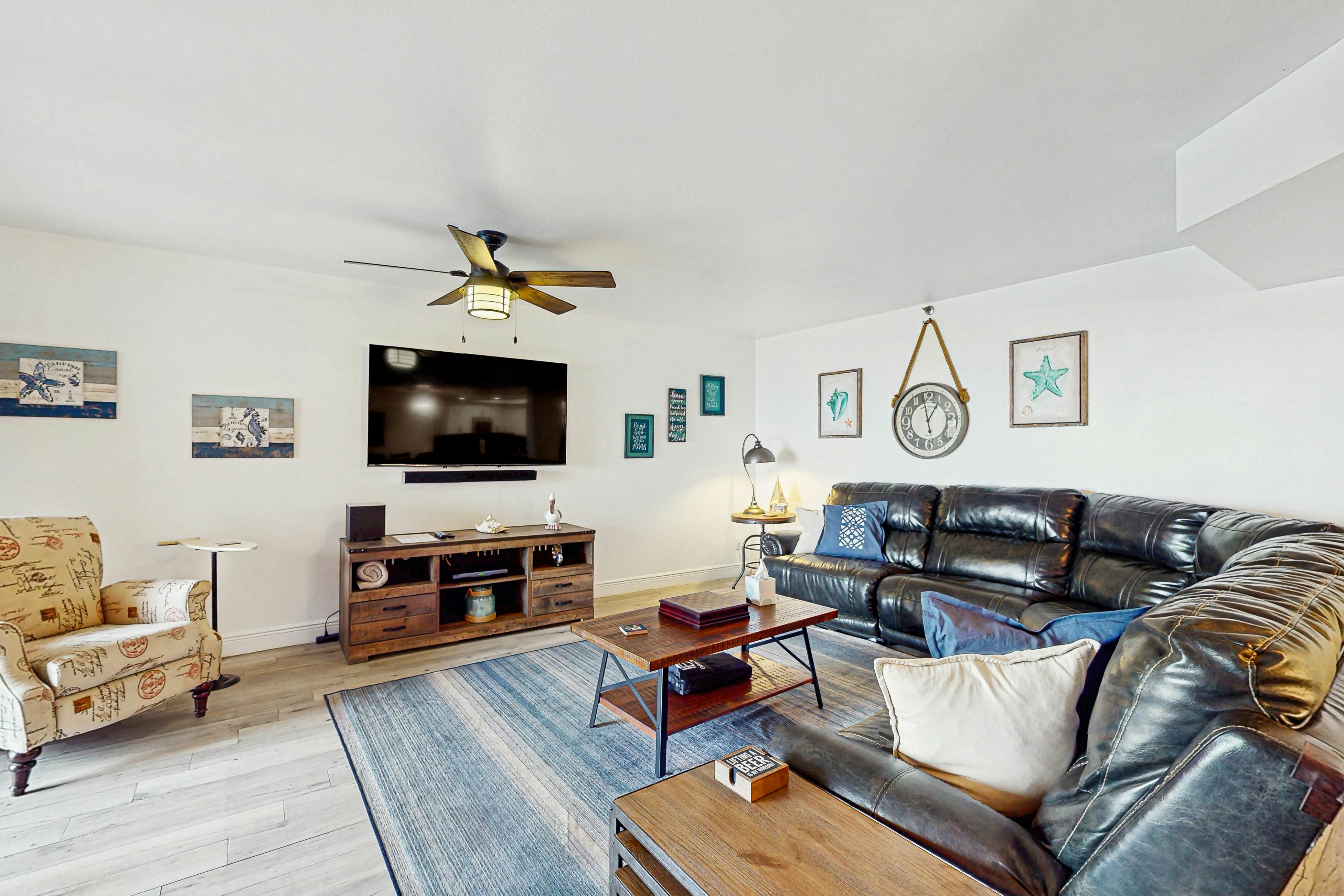 Beachfront condo with pool, tennis court & AC - Dog-friendly