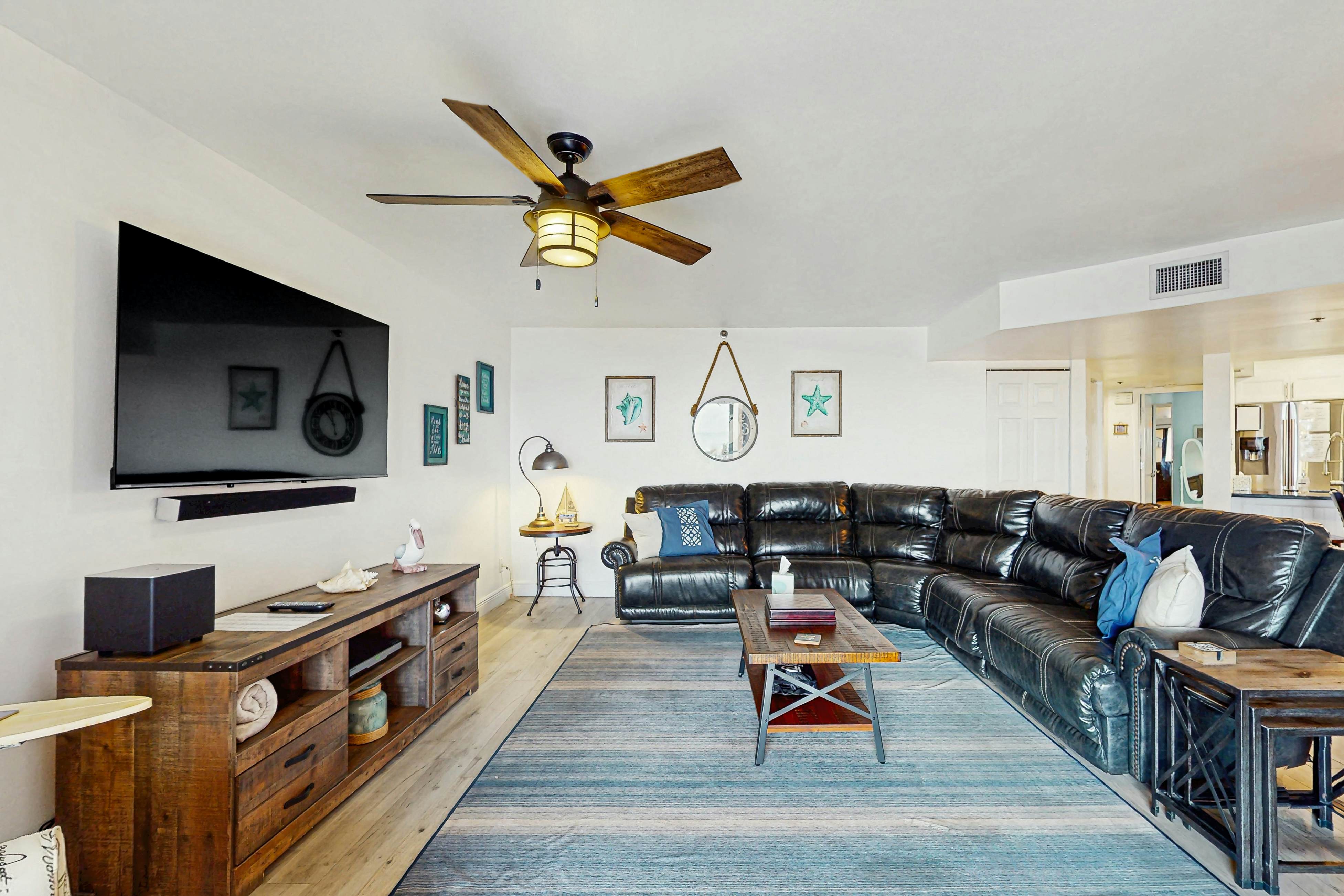 Beachfront condo with pool, tennis court & AC - Dog-friendly