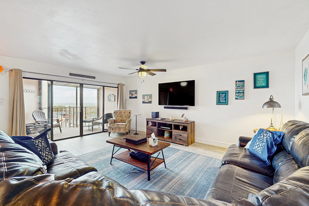 Beachfront condo with pool tennis court and AC Dog friendly