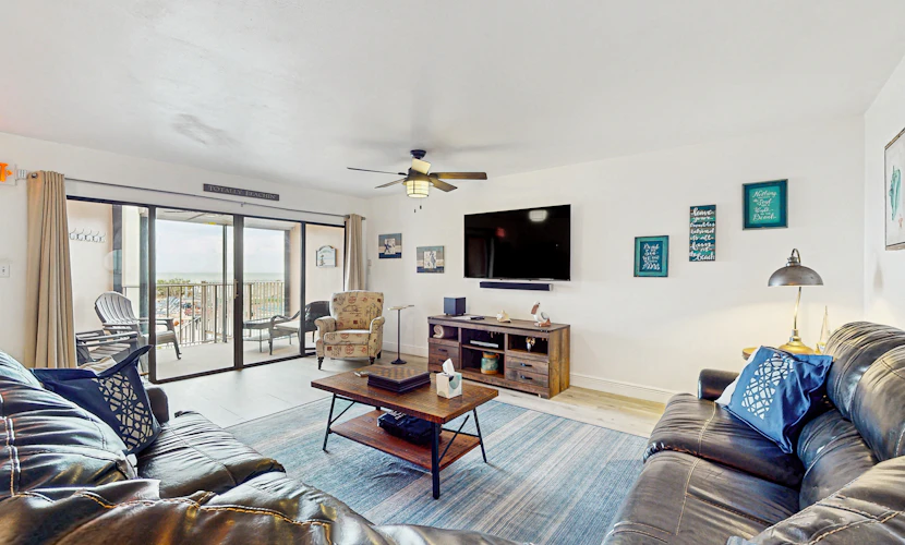 Beachfront condo with pool tennis court and AC Dog friendly