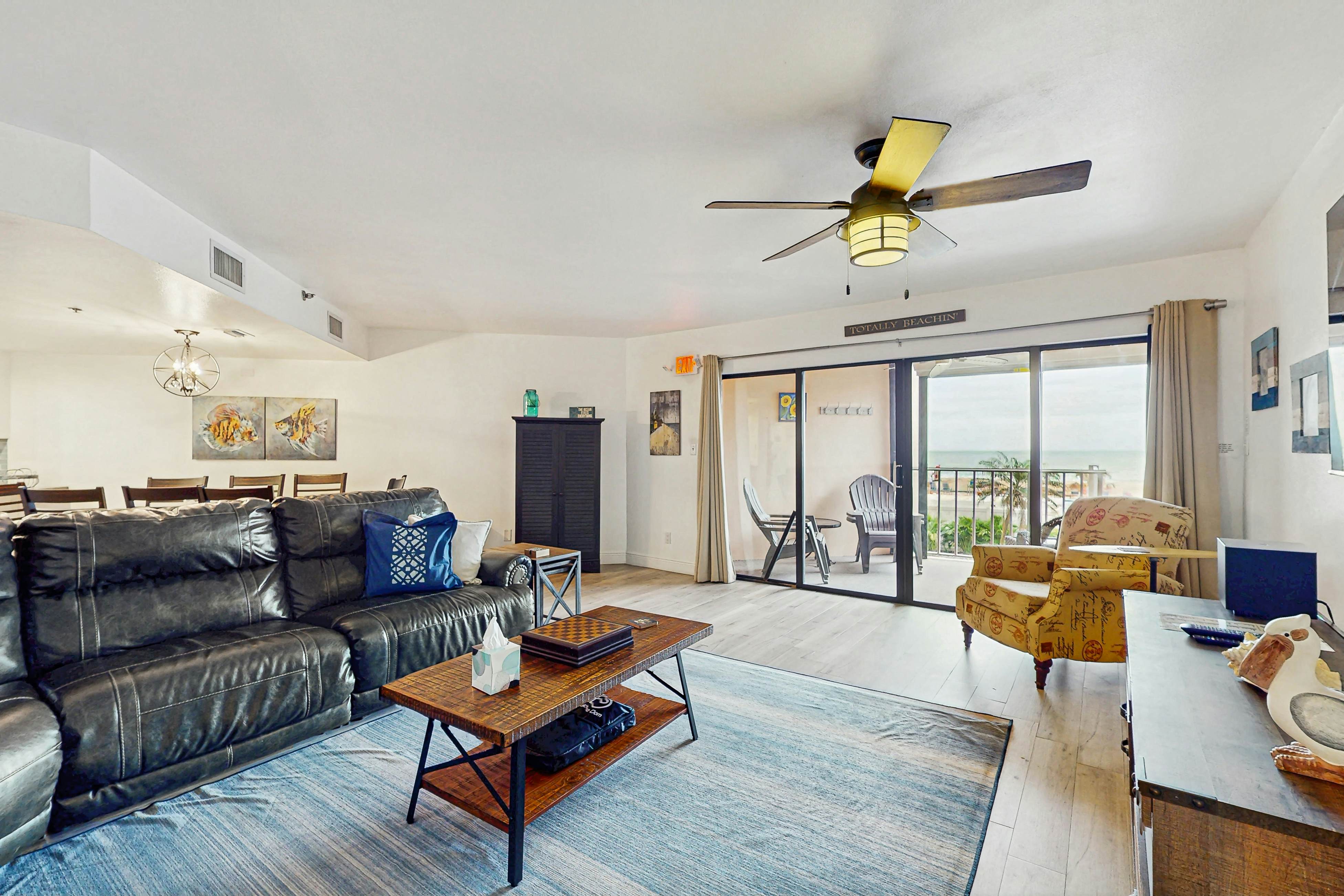 Beachfront condo with pool, tennis court & AC - Dog-friendly