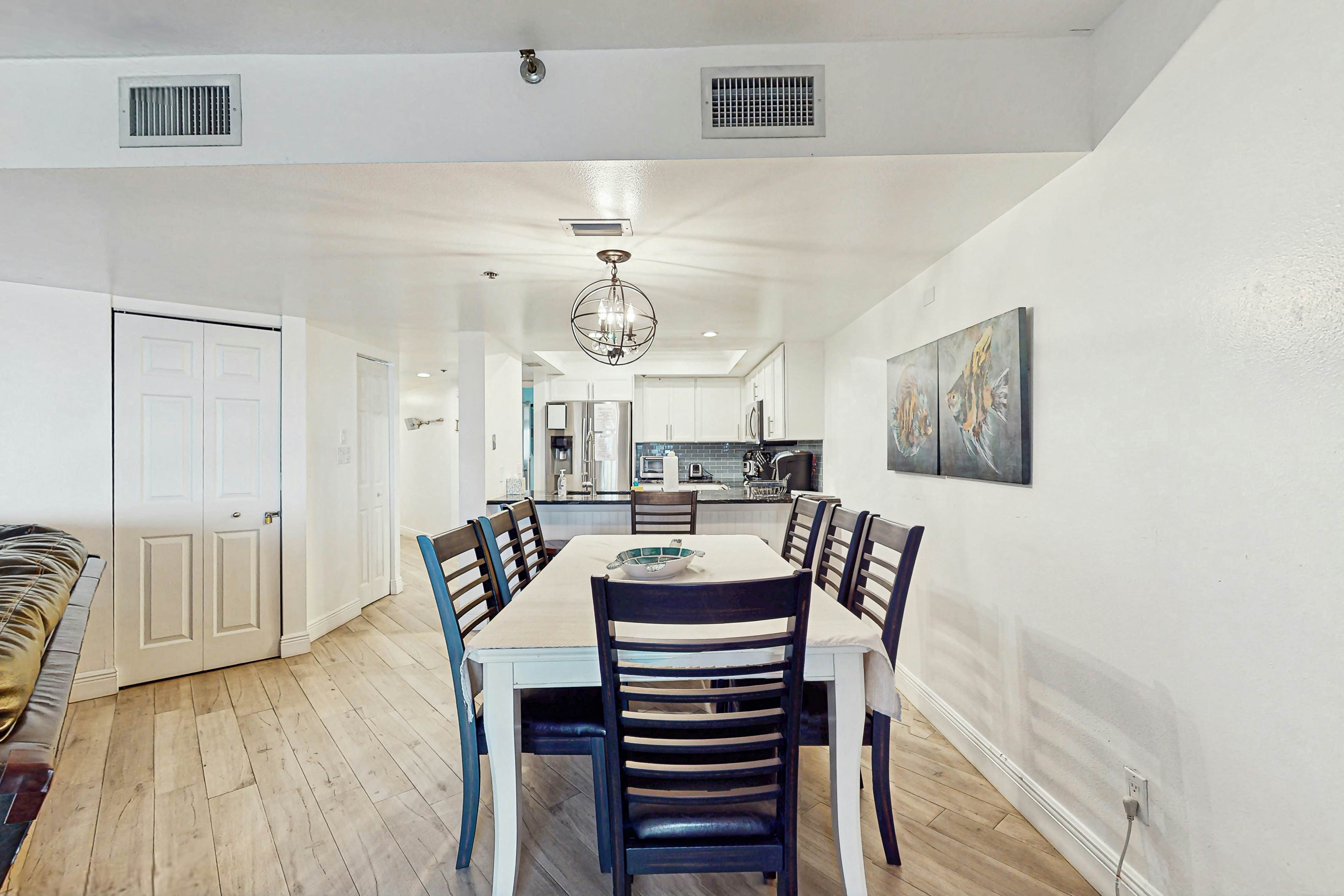 Beachfront condo with pool, tennis court & AC - Dog-friendly