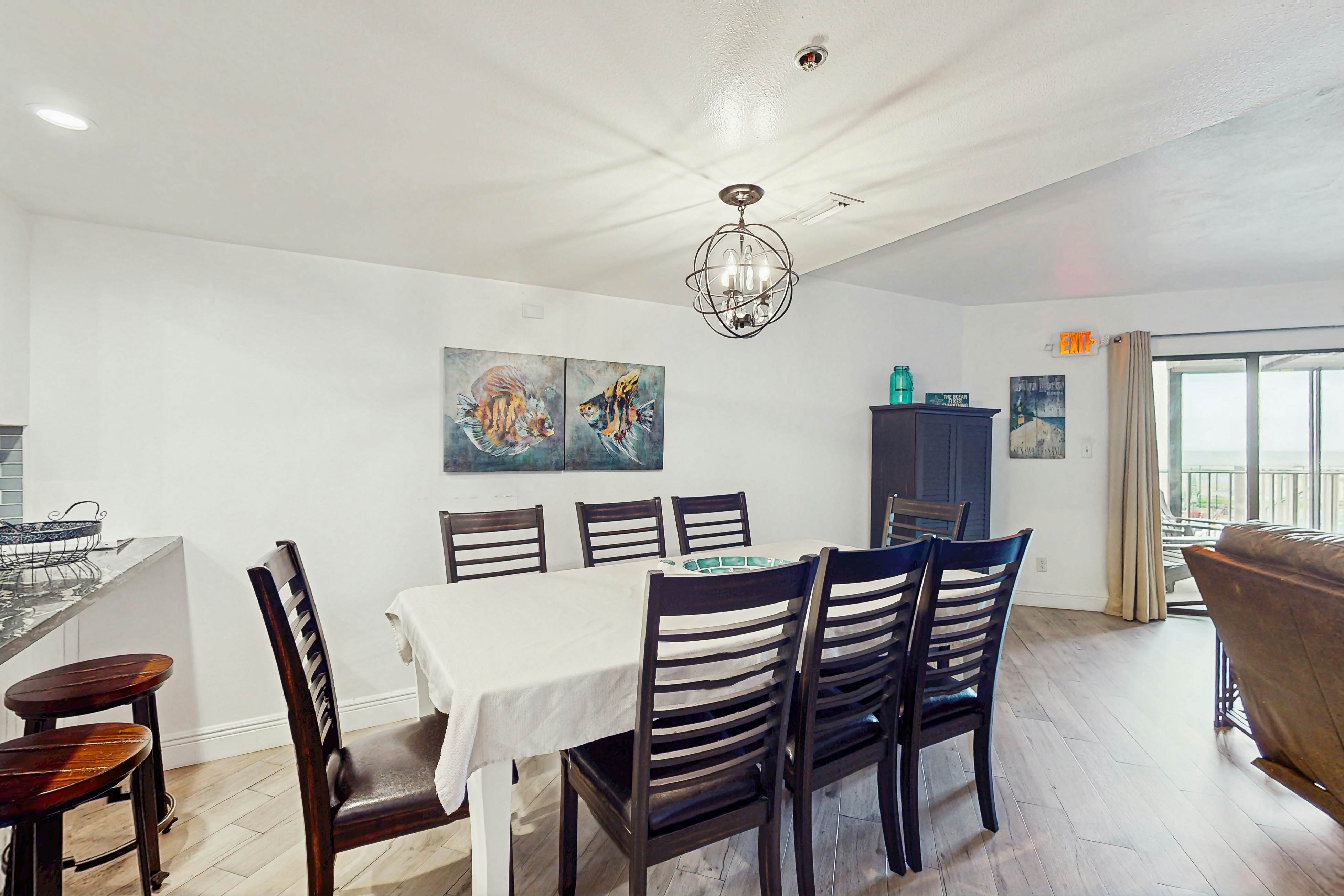 Beachfront condo with pool, tennis court & AC - Dog-friendly