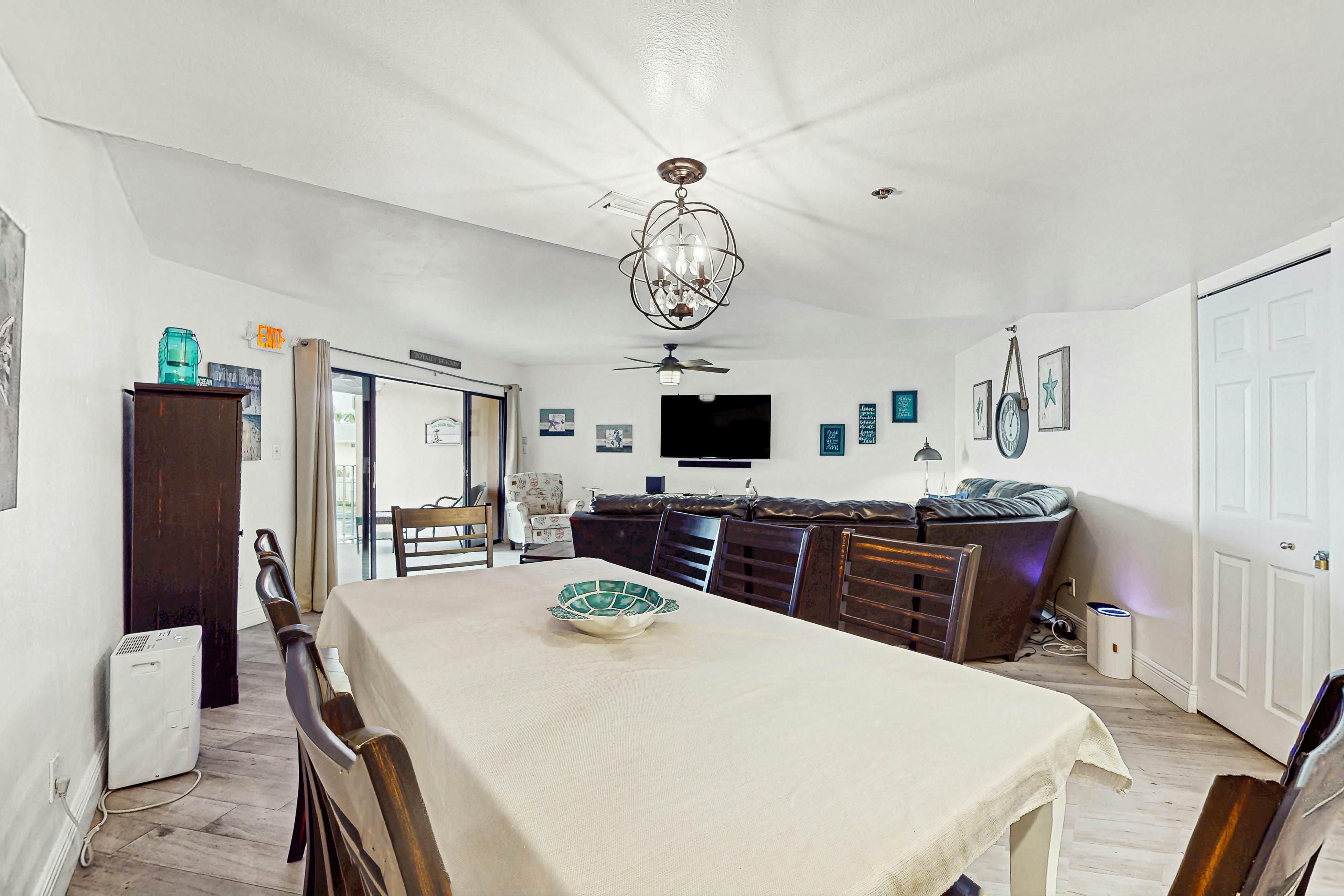 Beachfront condo with pool, tennis court & AC - Dog-friendly