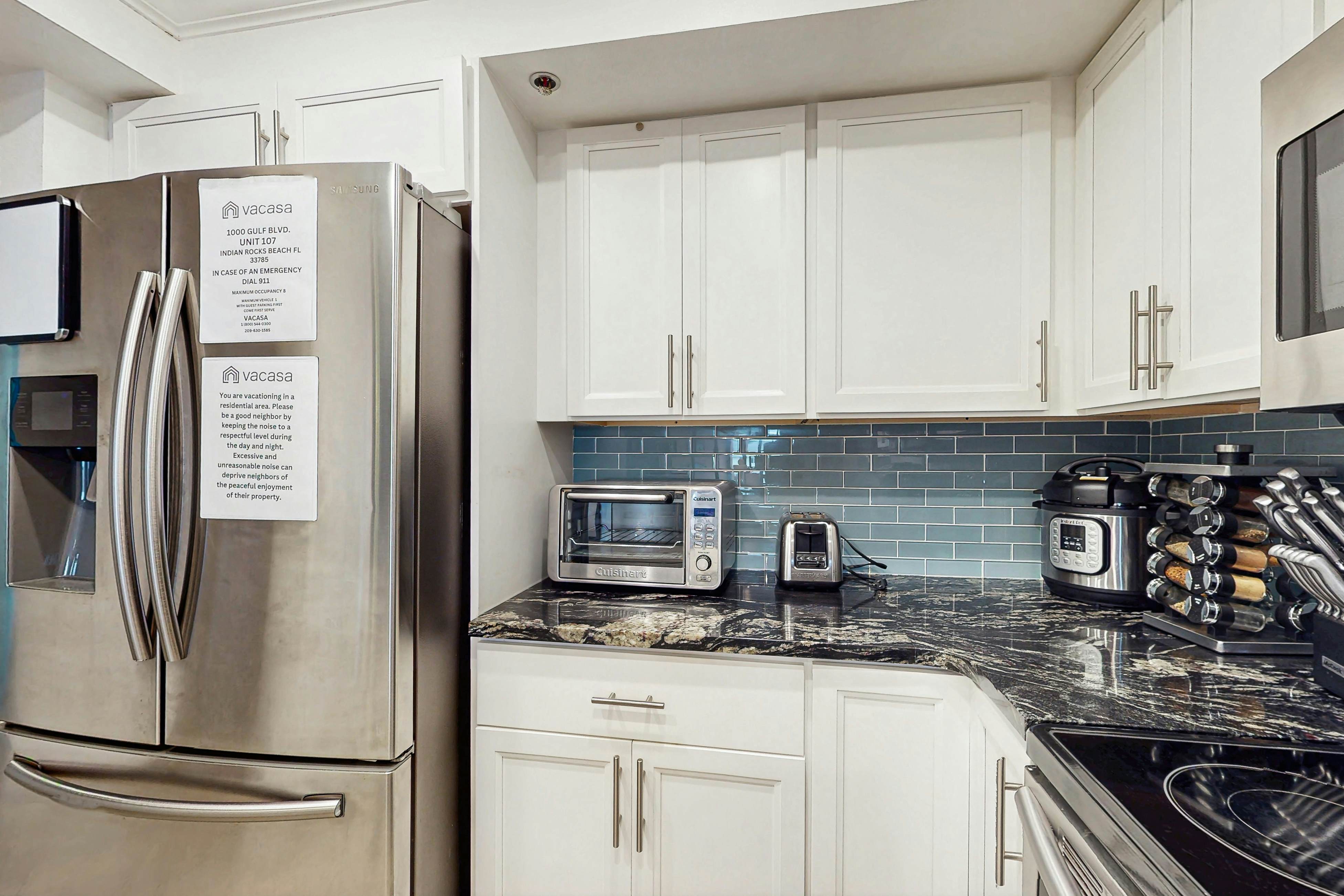 Beachfront condo with pool, tennis court & AC - Dog-friendly