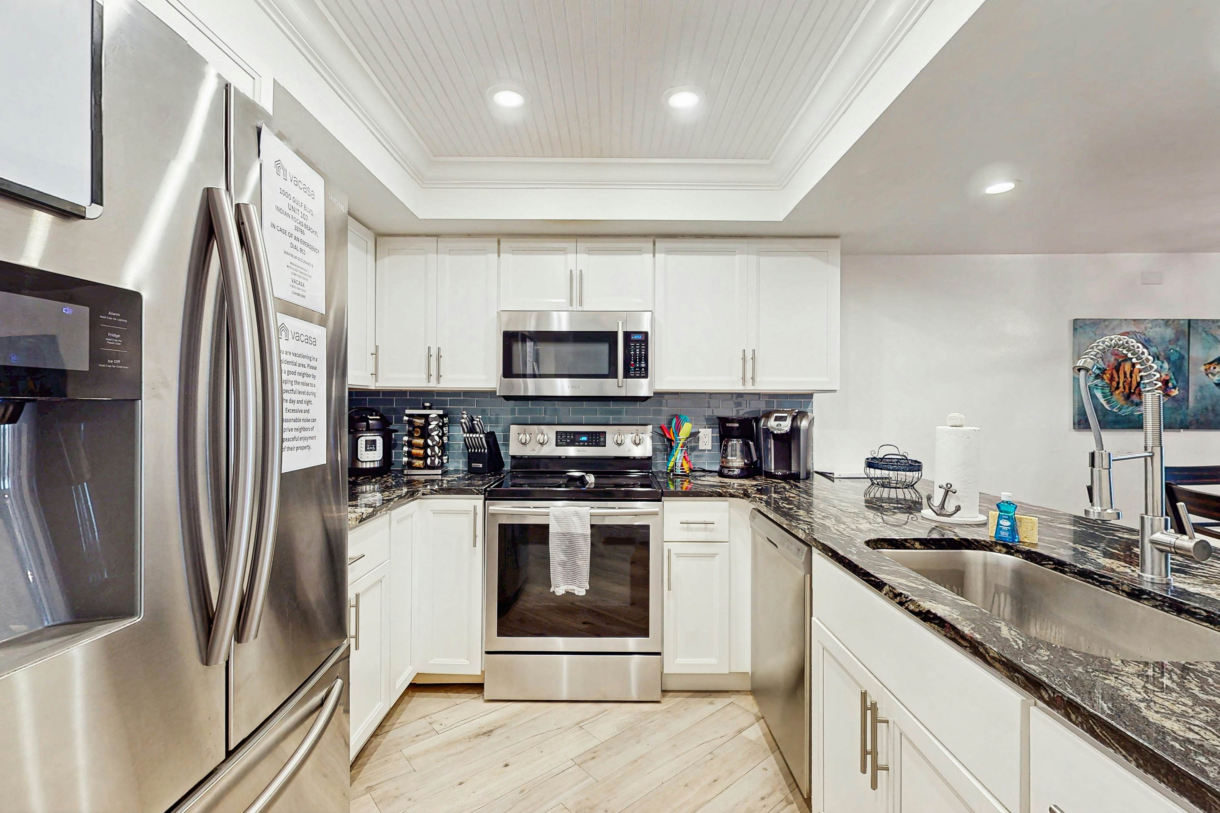 Beachfront condo with pool, tennis court & AC - Dog-friendly