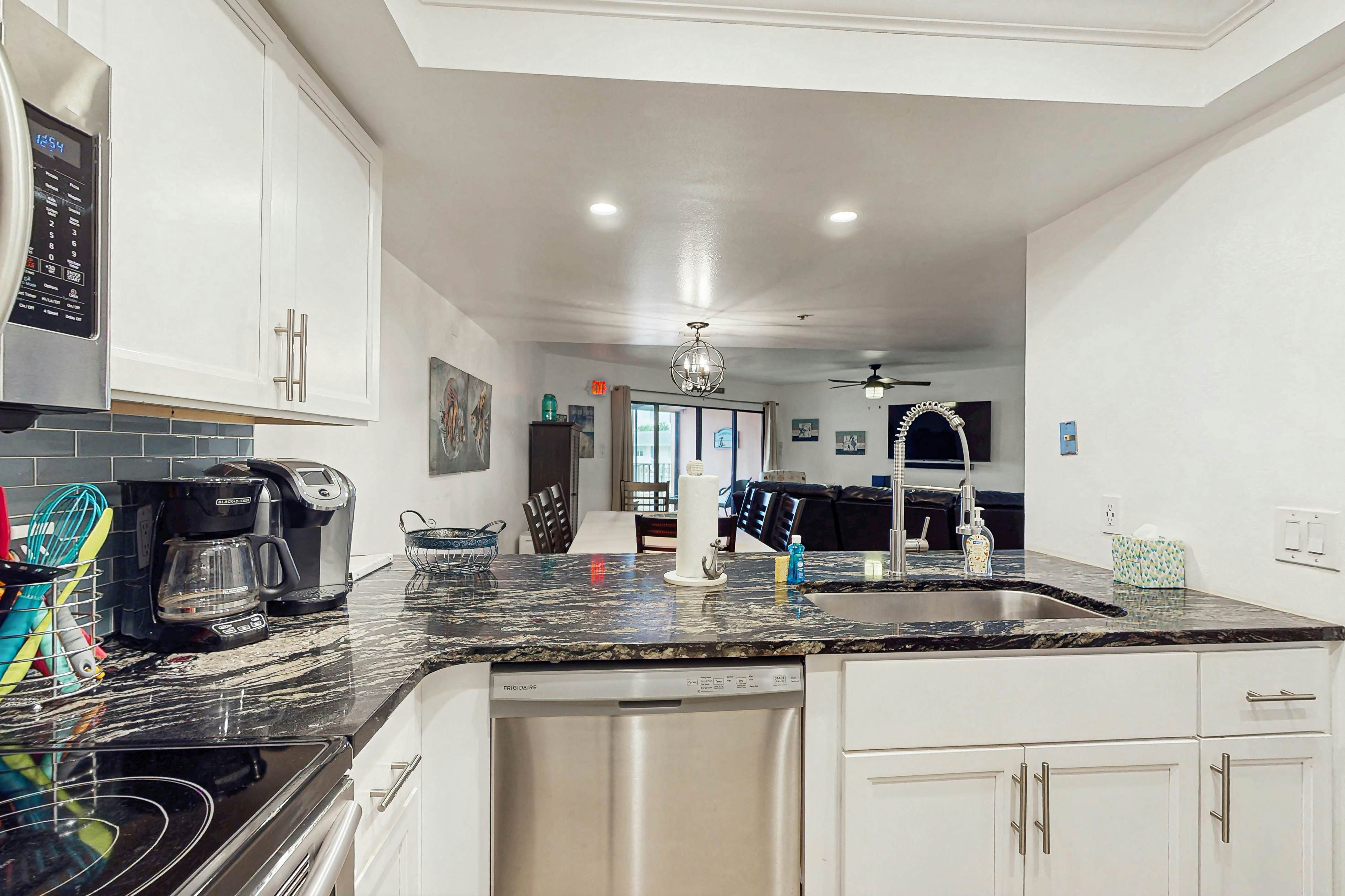 Beachfront condo with pool, tennis court & AC - Dog-friendly