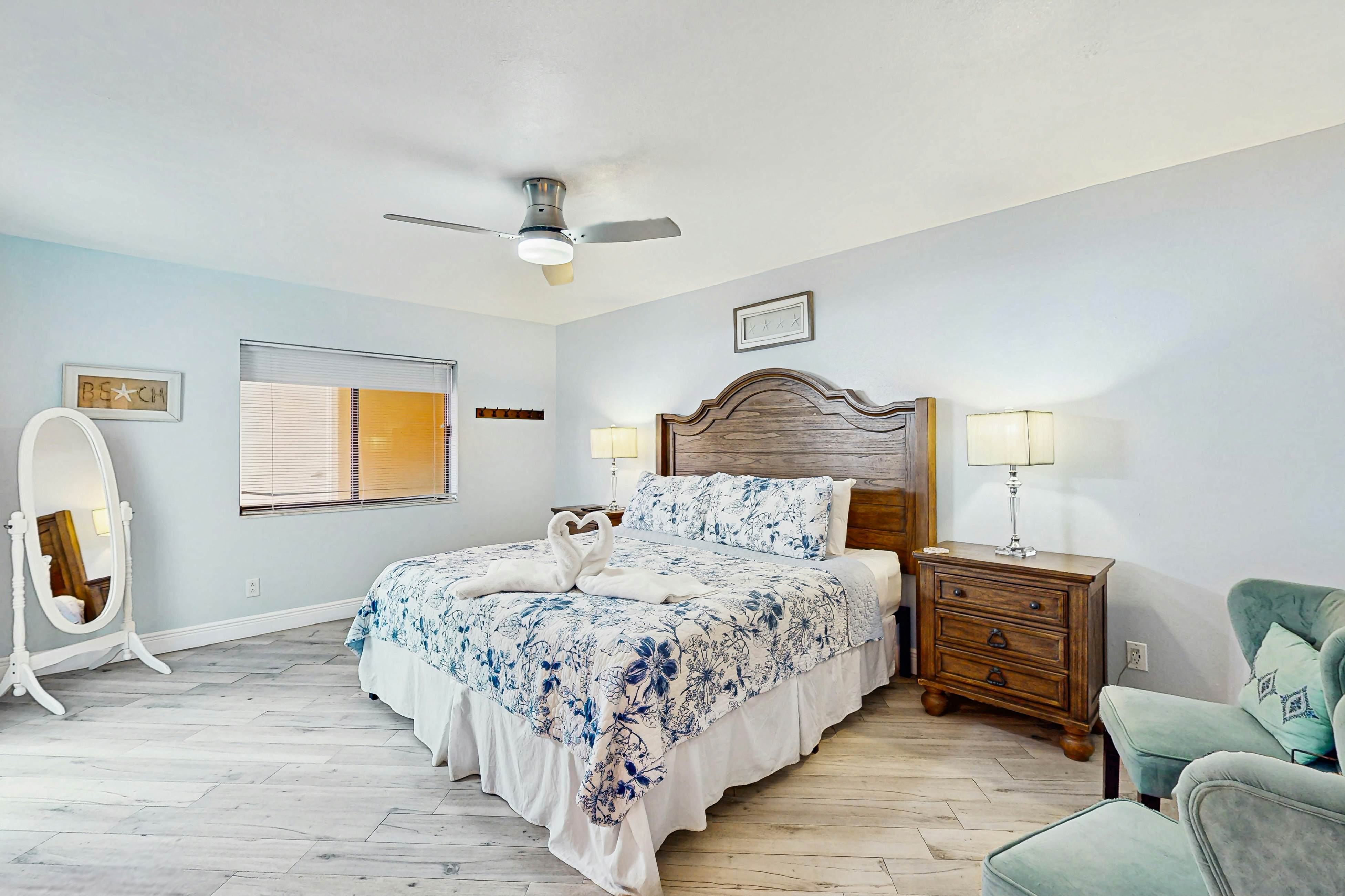 Beachfront condo with pool, tennis court & AC - Dog-friendly