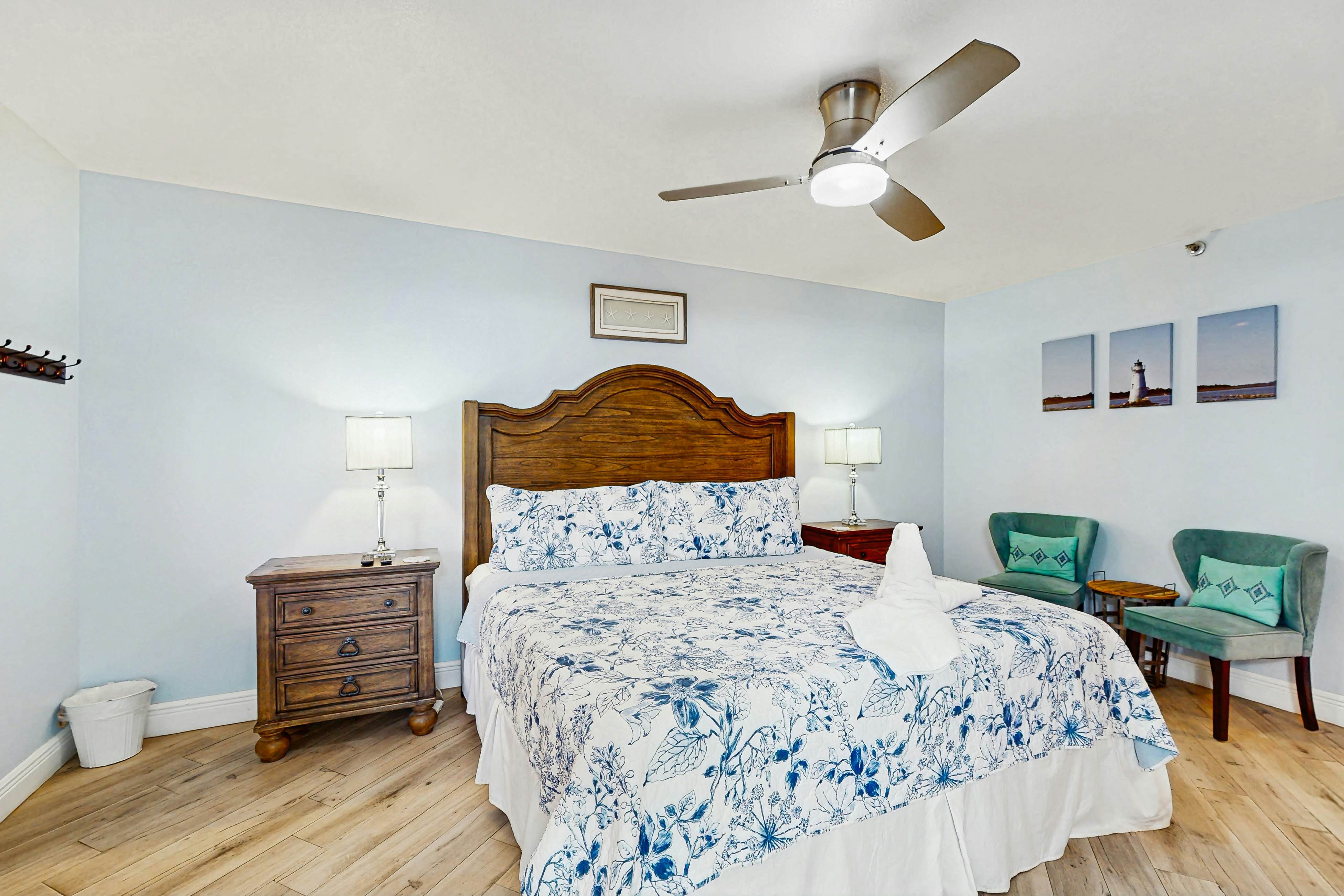 Beachfront condo with pool, tennis court & AC - Dog-friendly