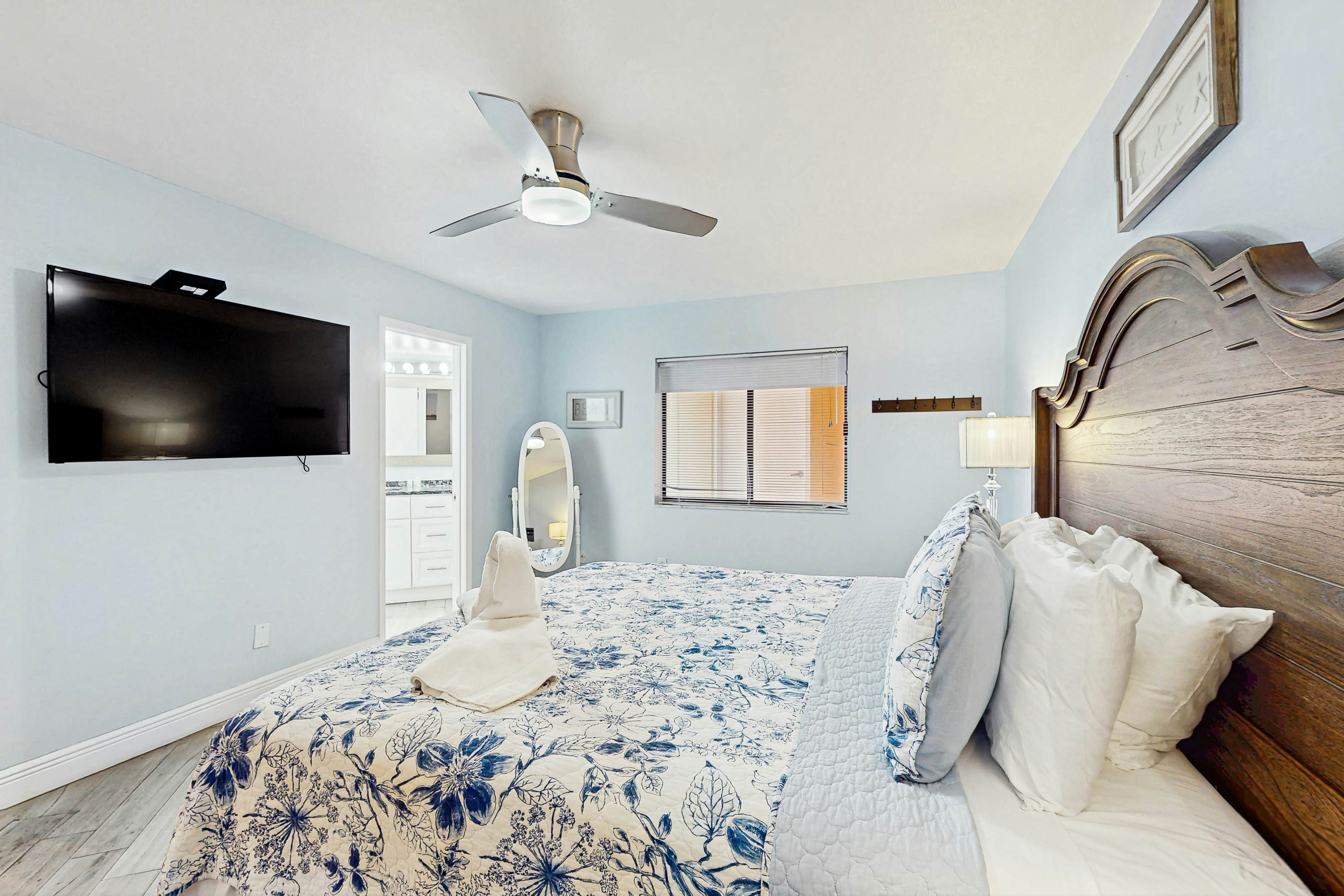 Beachfront condo with pool, tennis court & AC - Dog-friendly