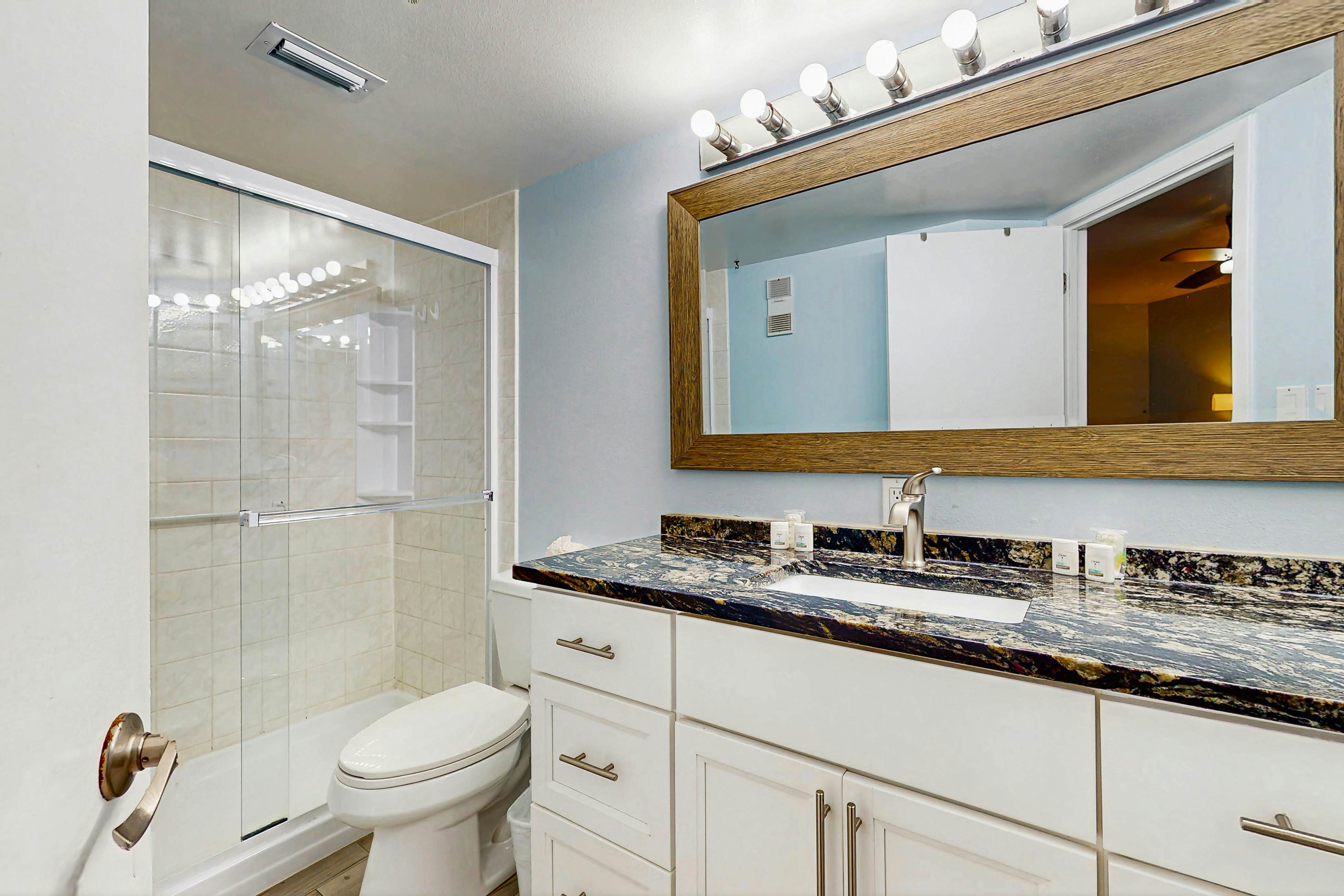 Beachfront condo with pool, tennis court & AC - Dog-friendly