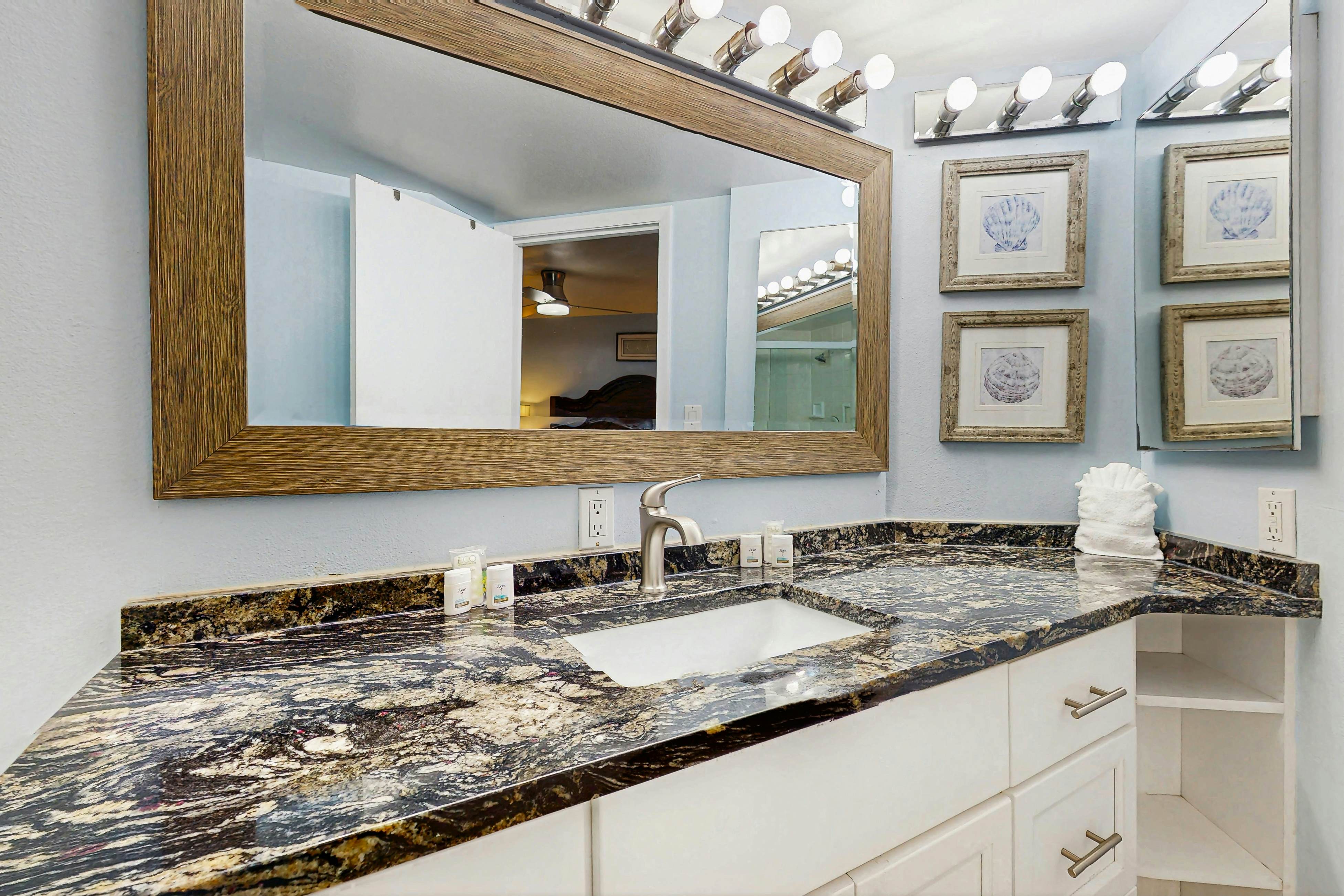 Beachfront condo with pool, tennis court & AC - Dog-friendly