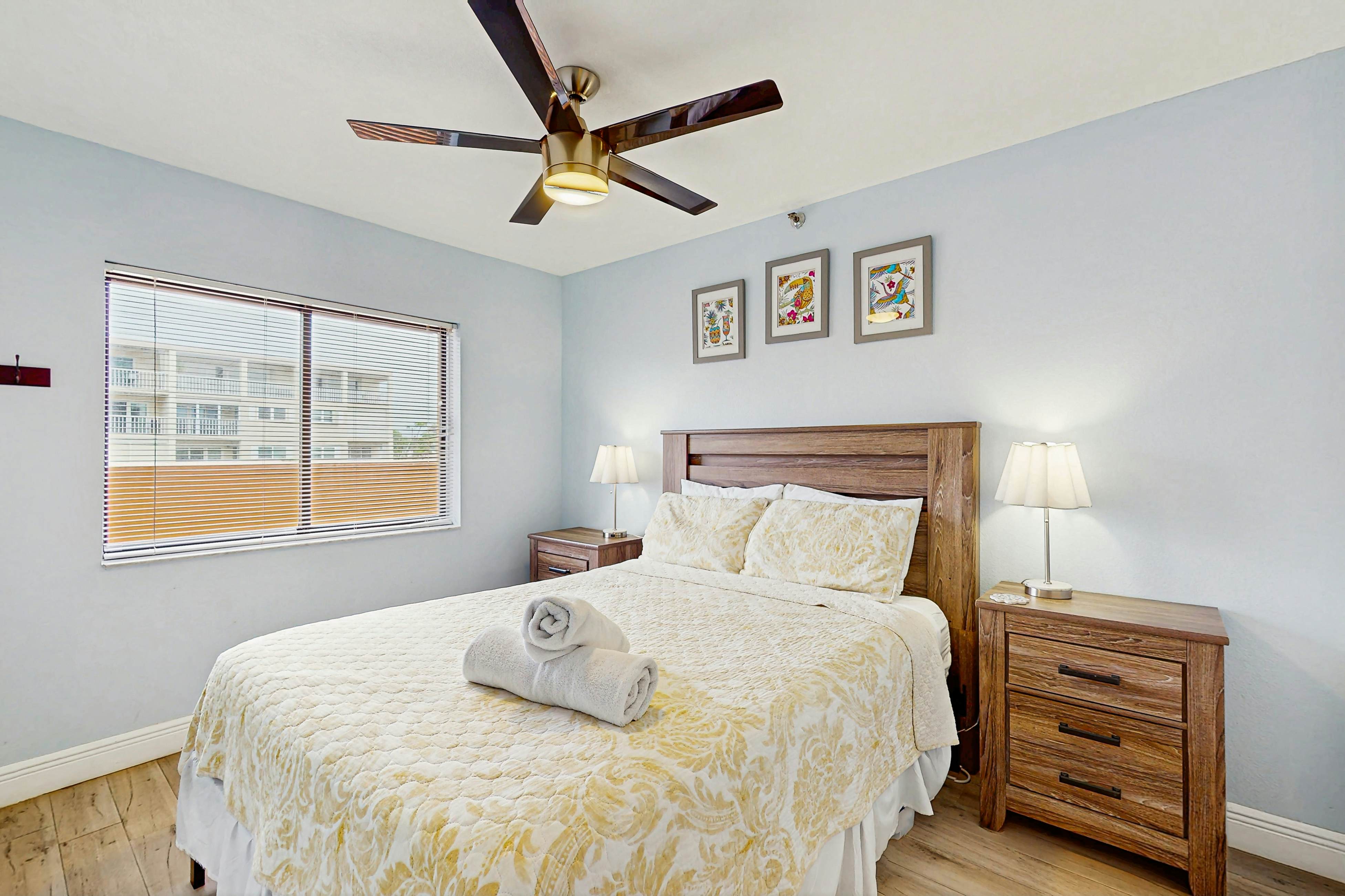 Beachfront condo with pool, tennis court & AC - Dog-friendly