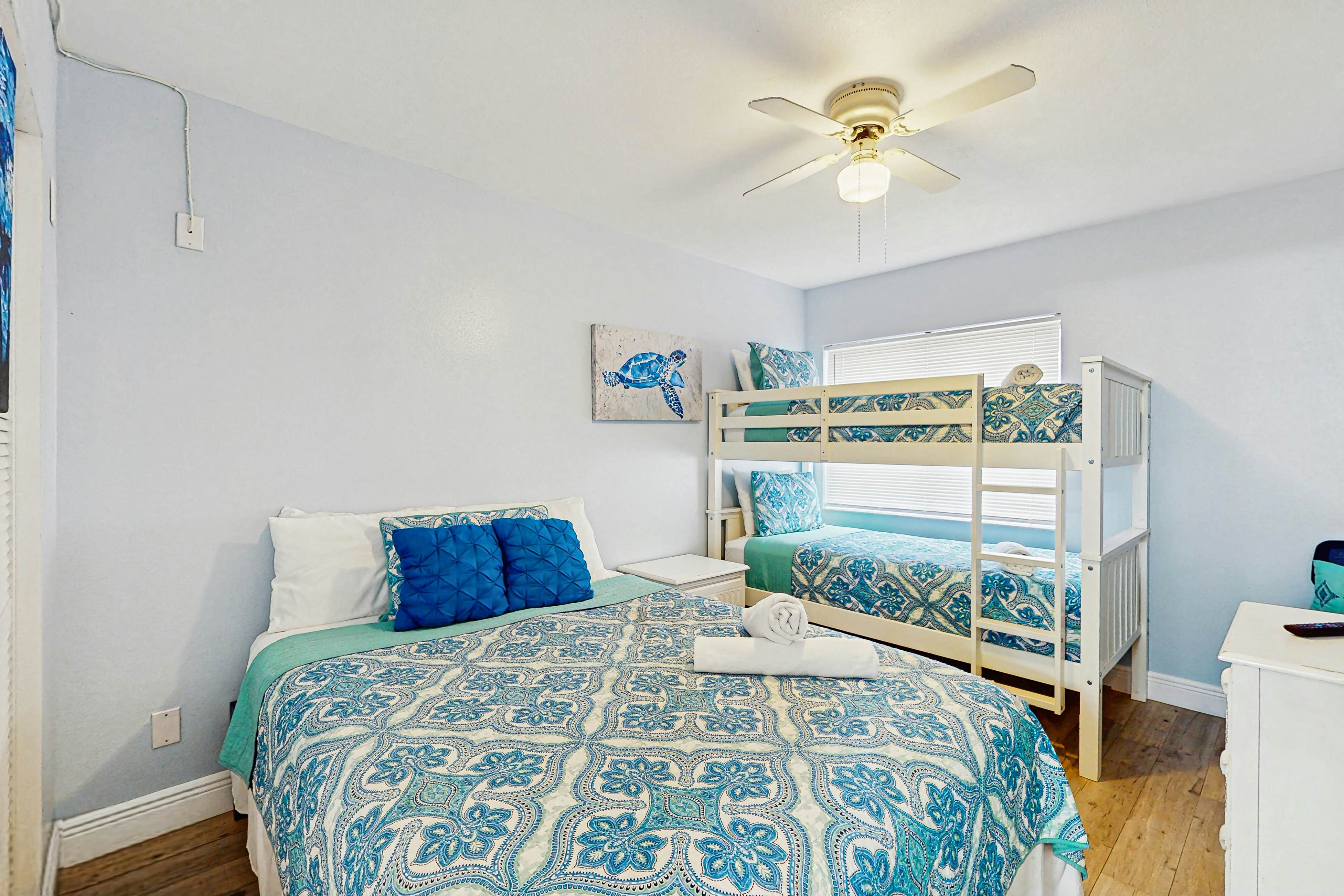 Beachfront condo with pool, tennis court & AC - Dog-friendly