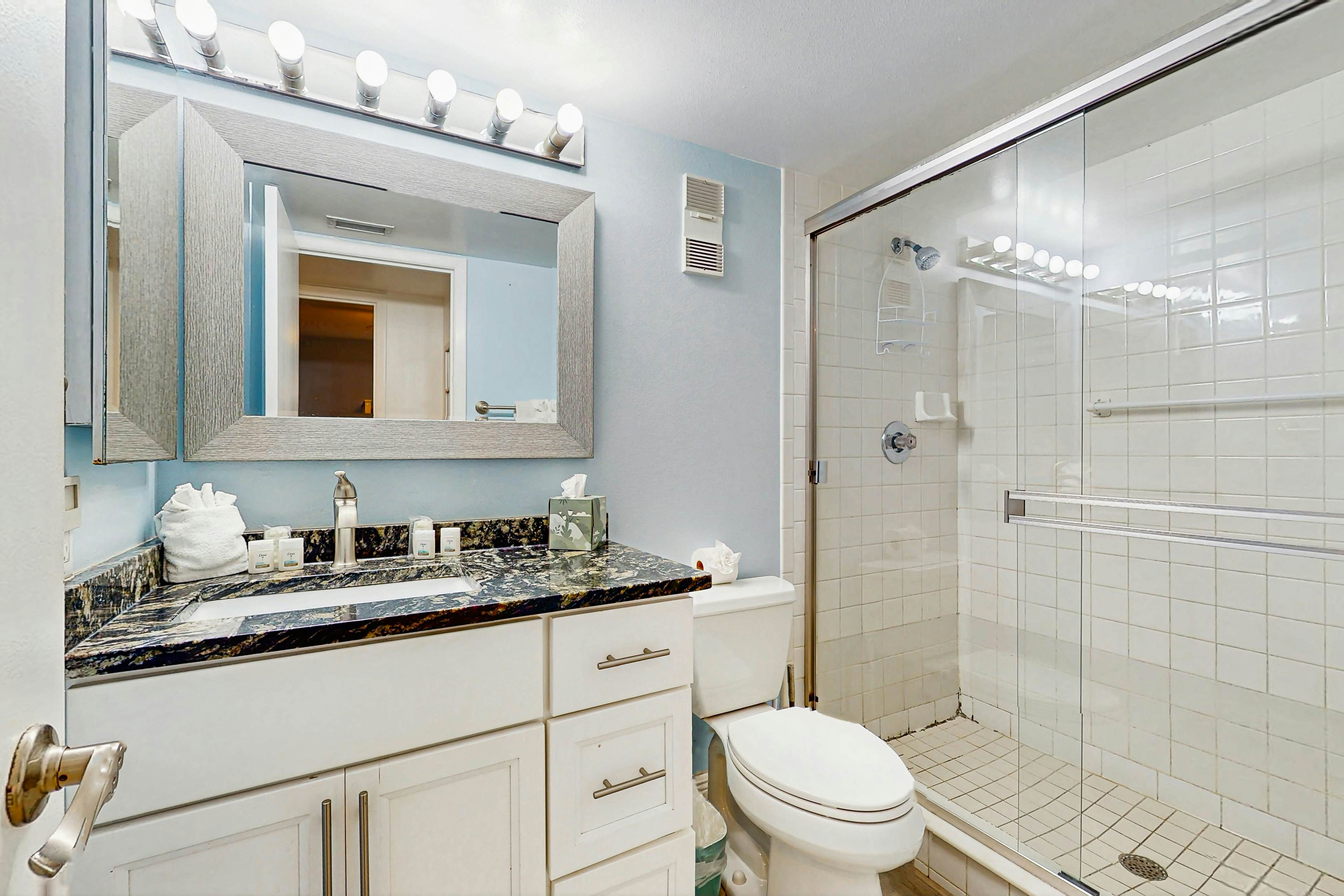 Beachfront condo with pool, tennis court & AC - Dog-friendly