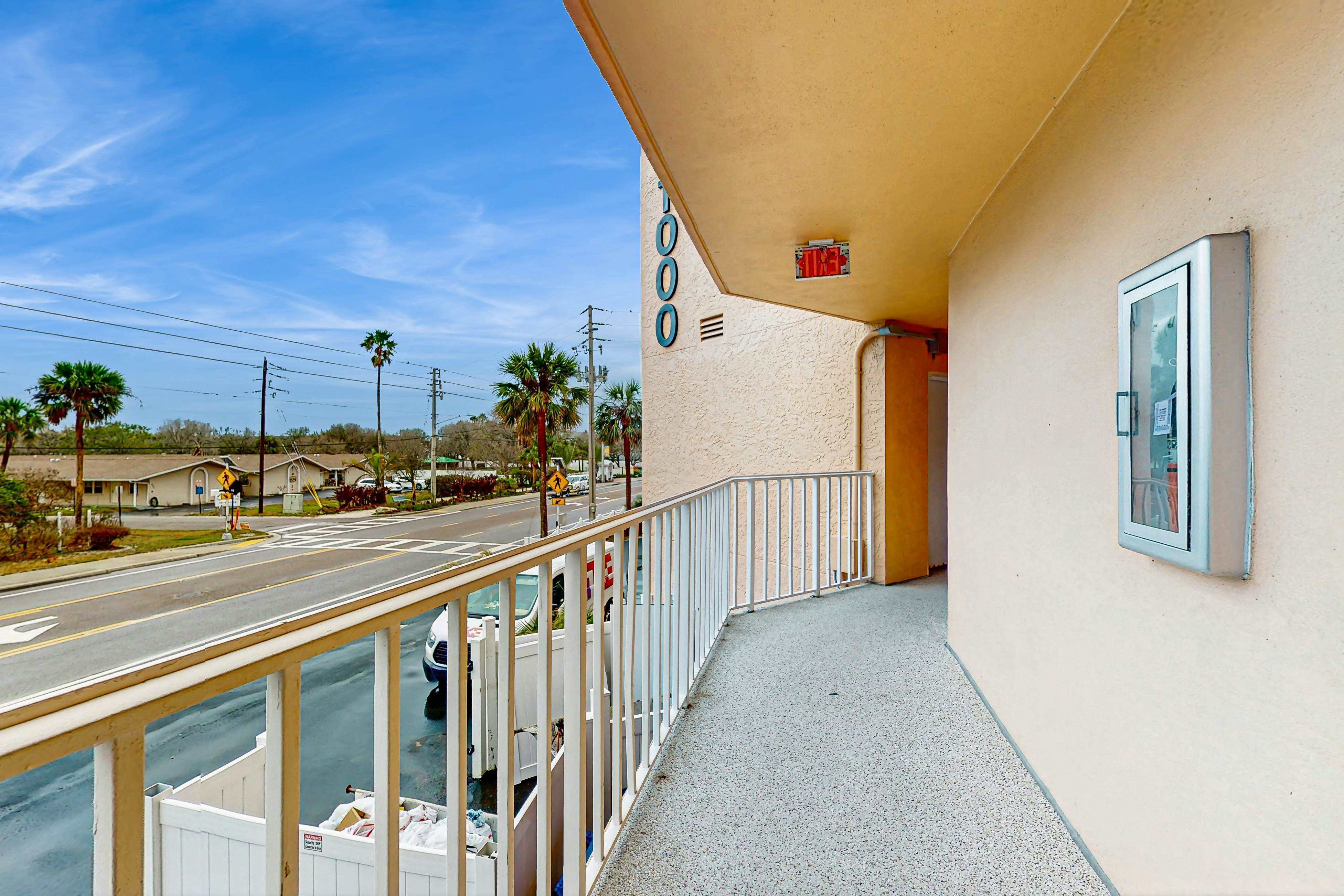 Beachfront condo with pool, tennis court & AC - Dog-friendly