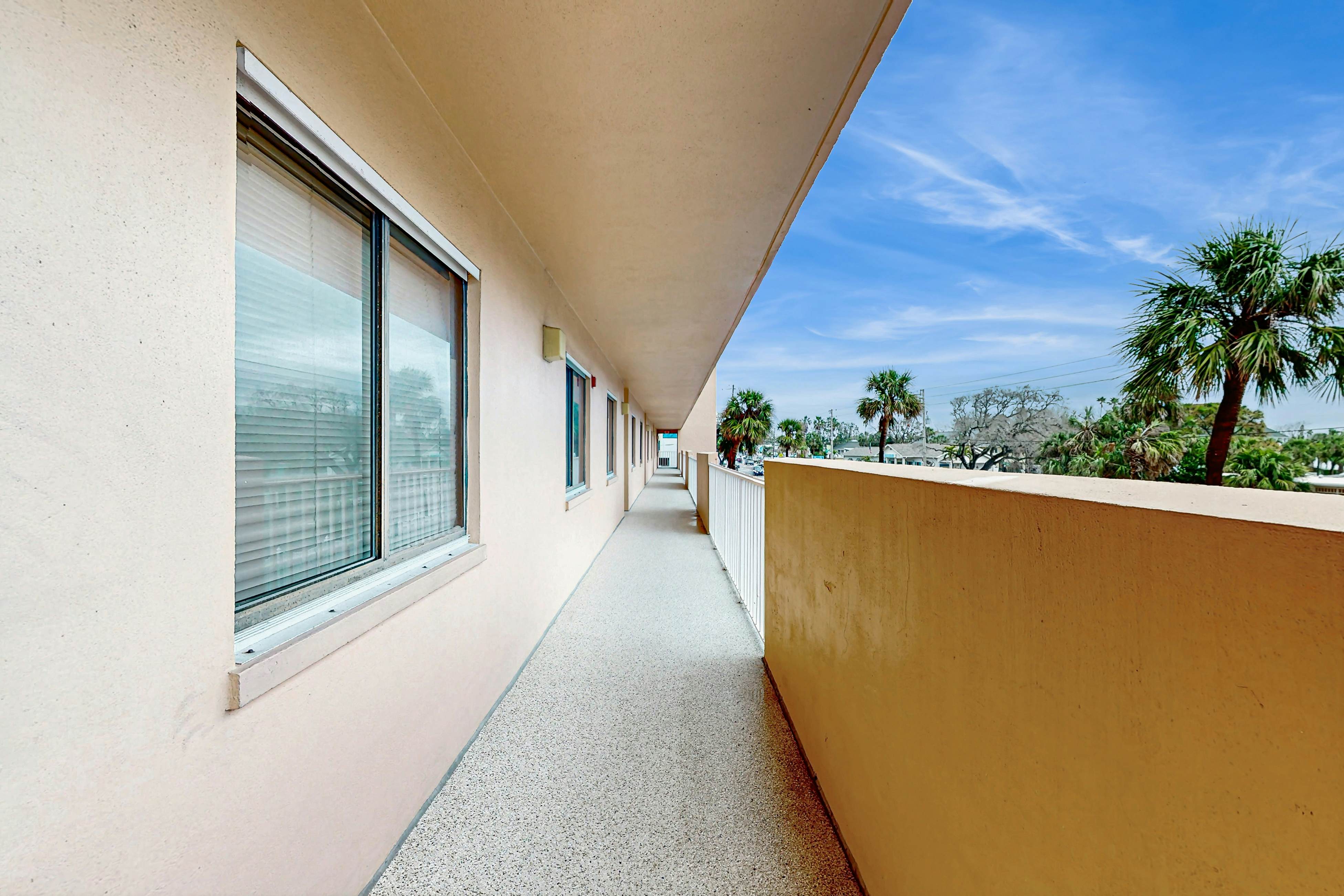Beachfront condo with pool, tennis court & AC - Dog-friendly