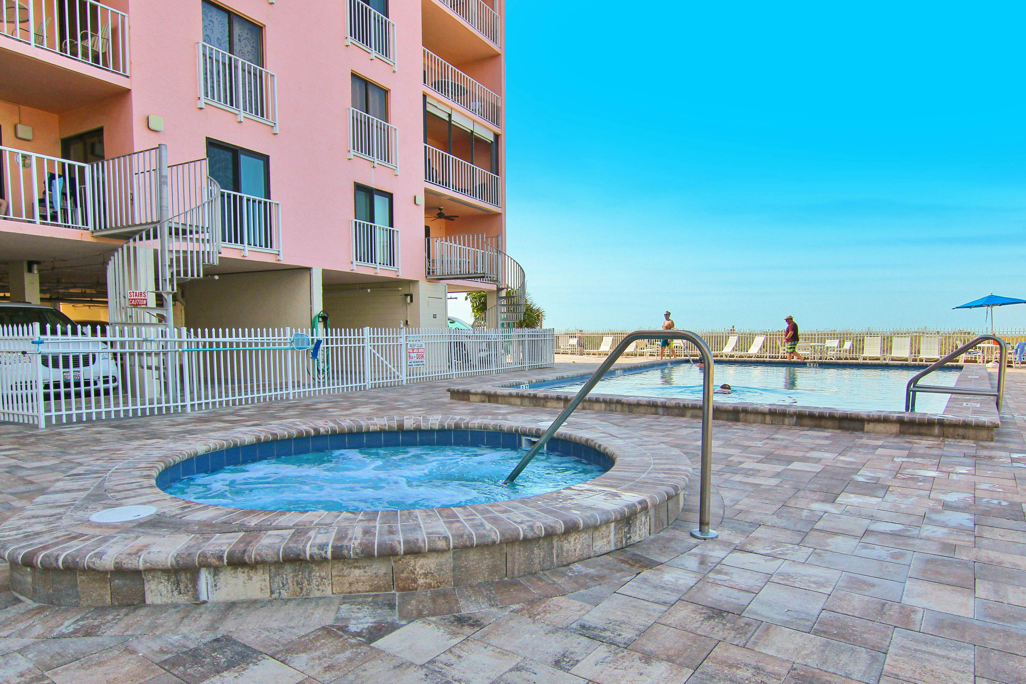 Beachfront condo with pool, tennis court & AC - Dog-friendly