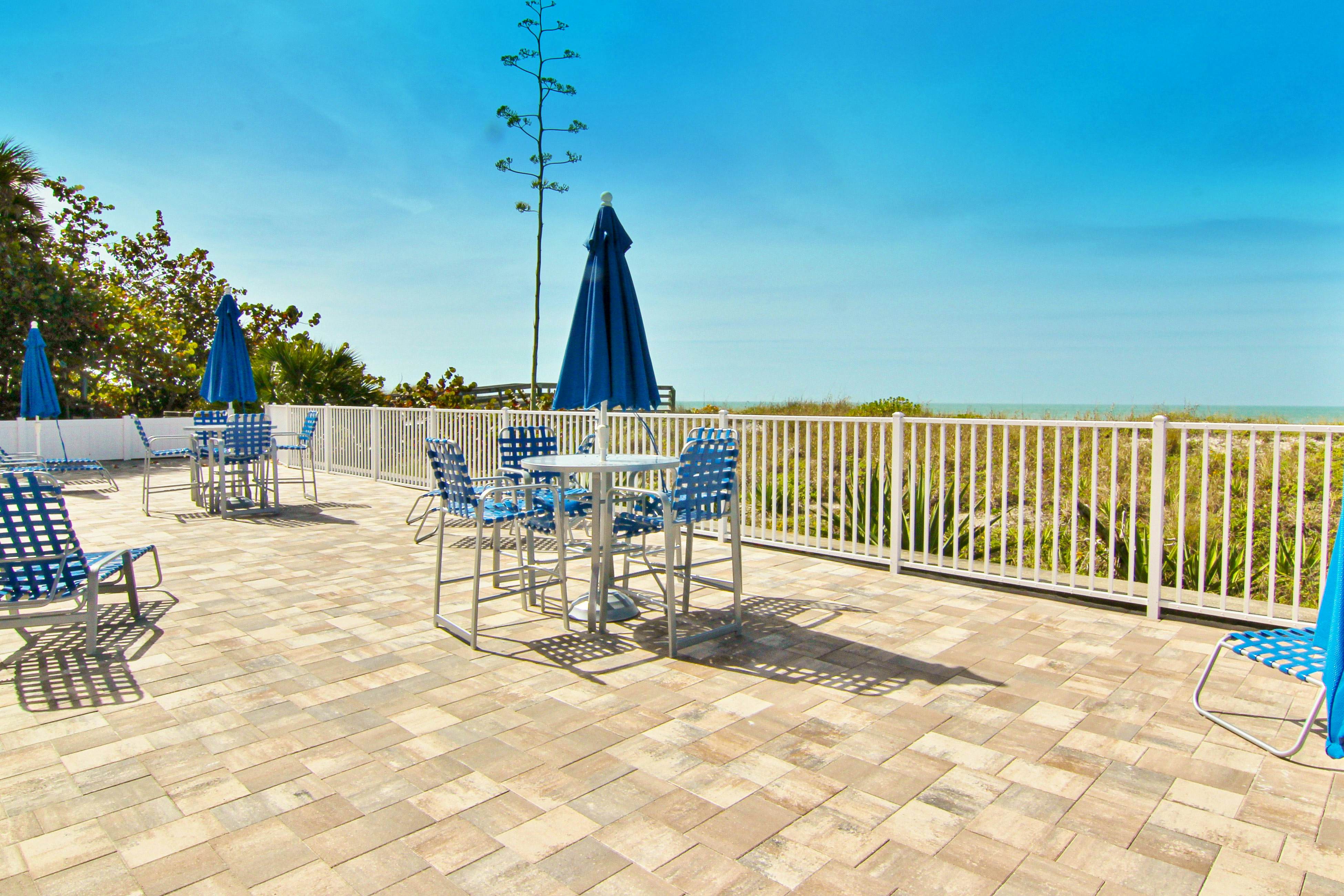 Beachfront condo with pool, tennis court & AC - Dog-friendly