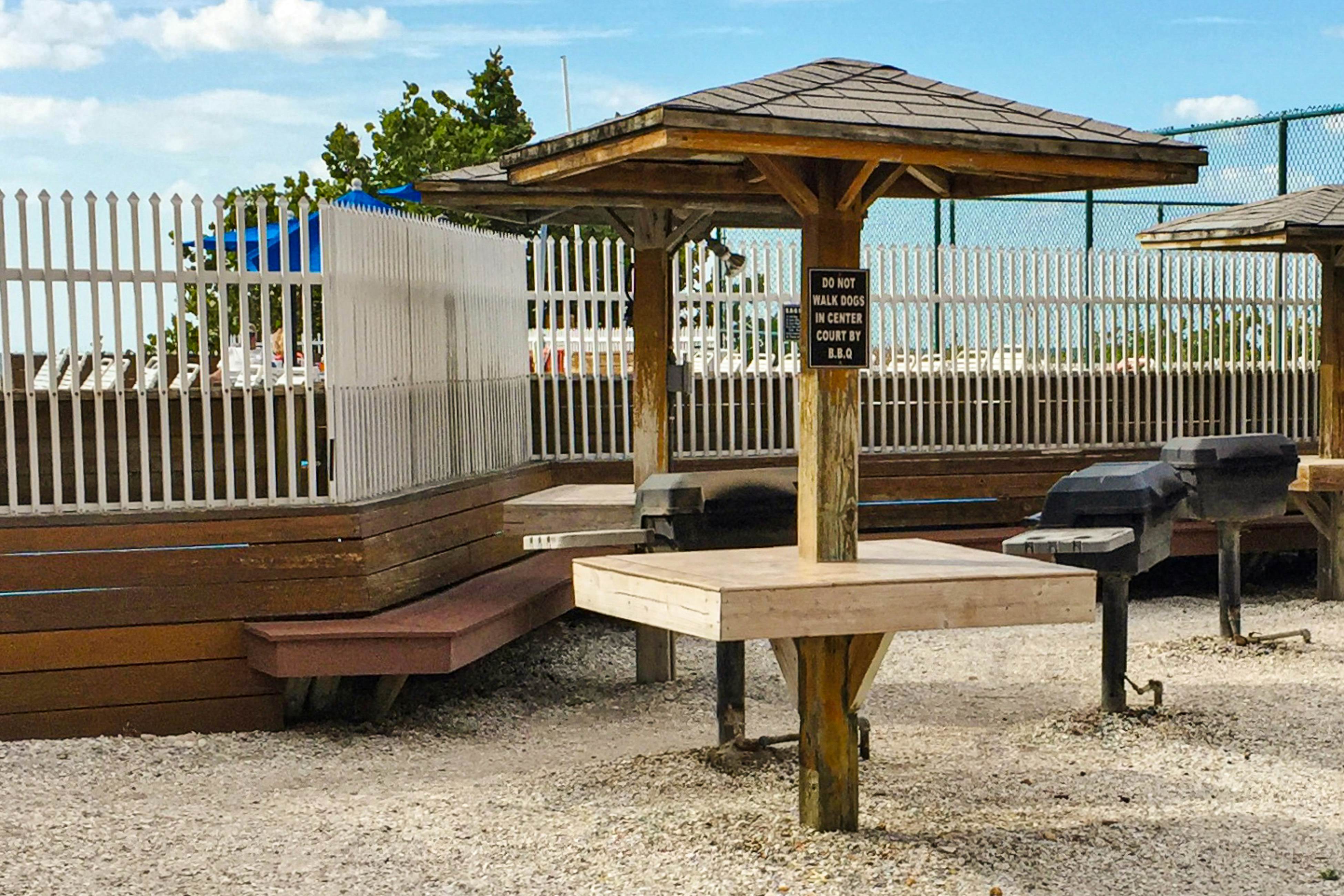 Beachfront condo with pool, tennis court & AC - Dog-friendly