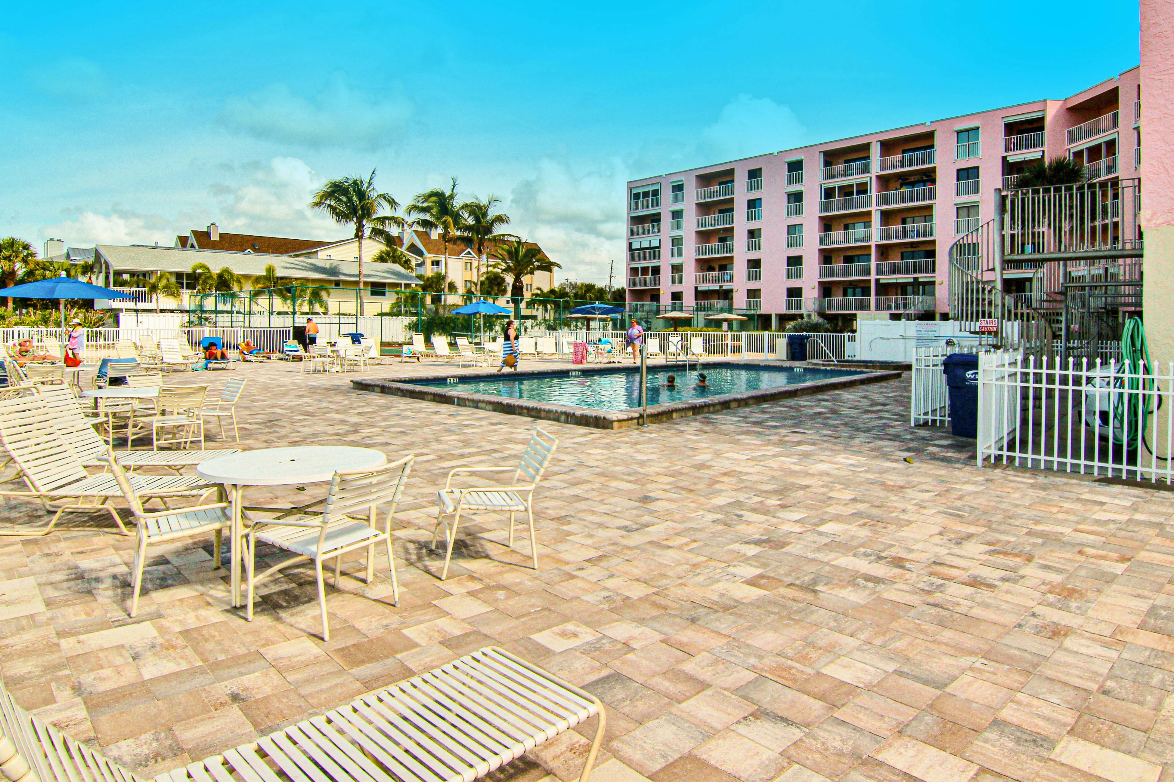 Beachfront condo with pool, tennis court & AC - Dog-friendly