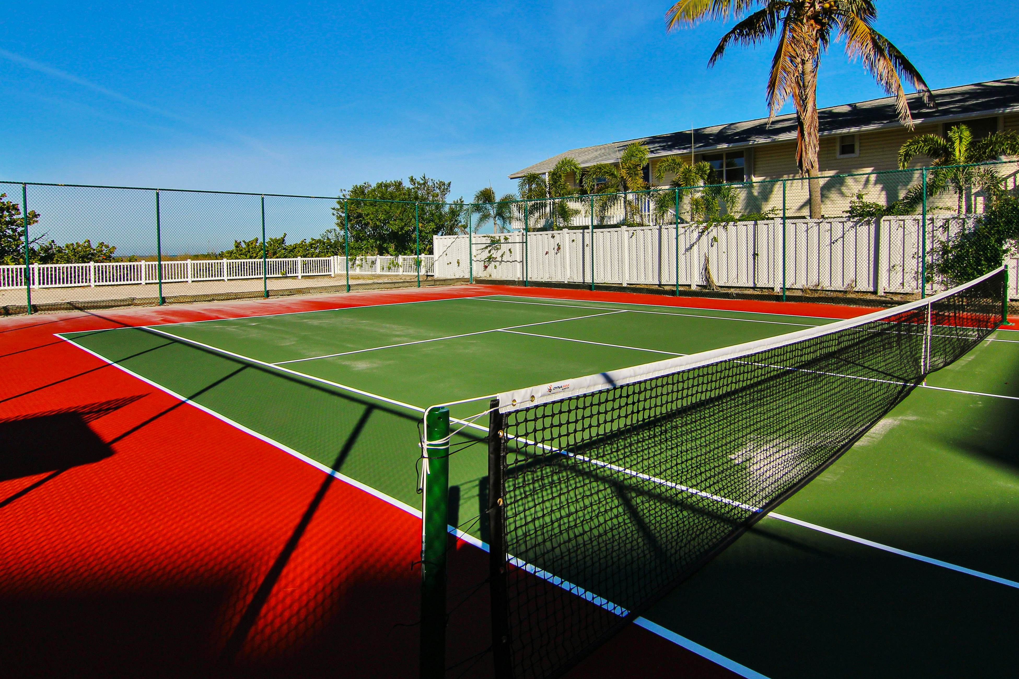 Beachfront condo with pool, tennis court & AC - Dog-friendly