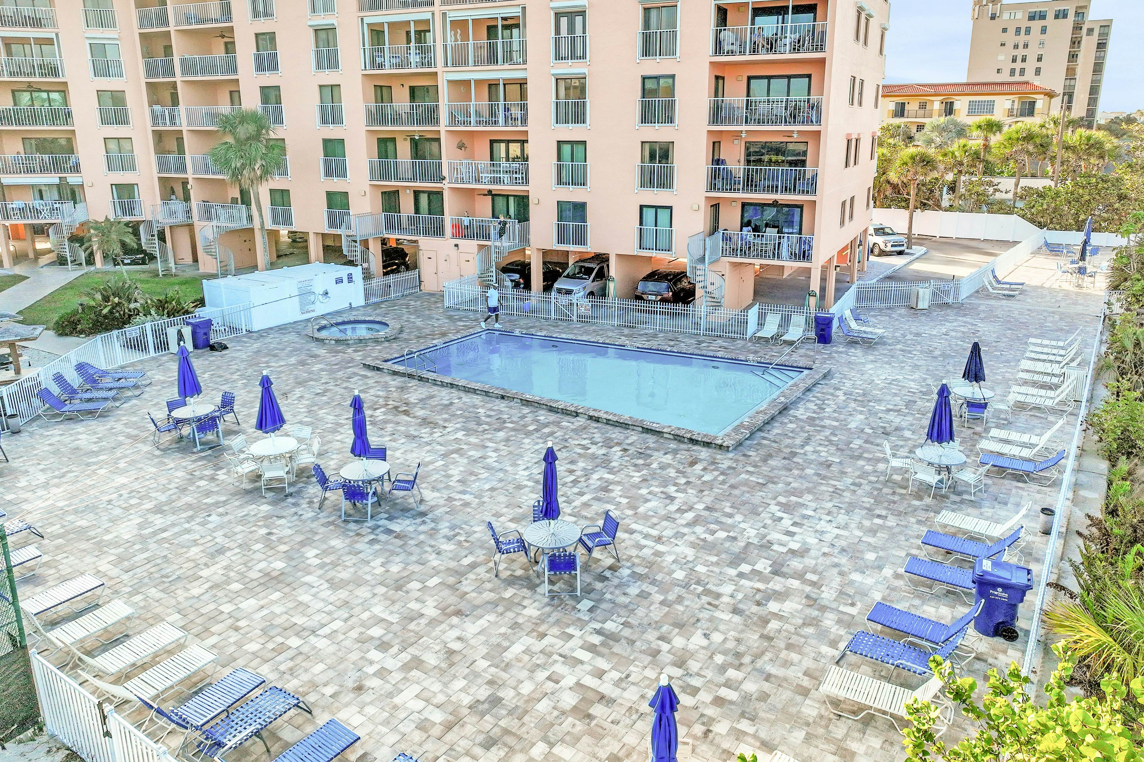 Beachfront condo with pool, tennis court & AC - Dog-friendly