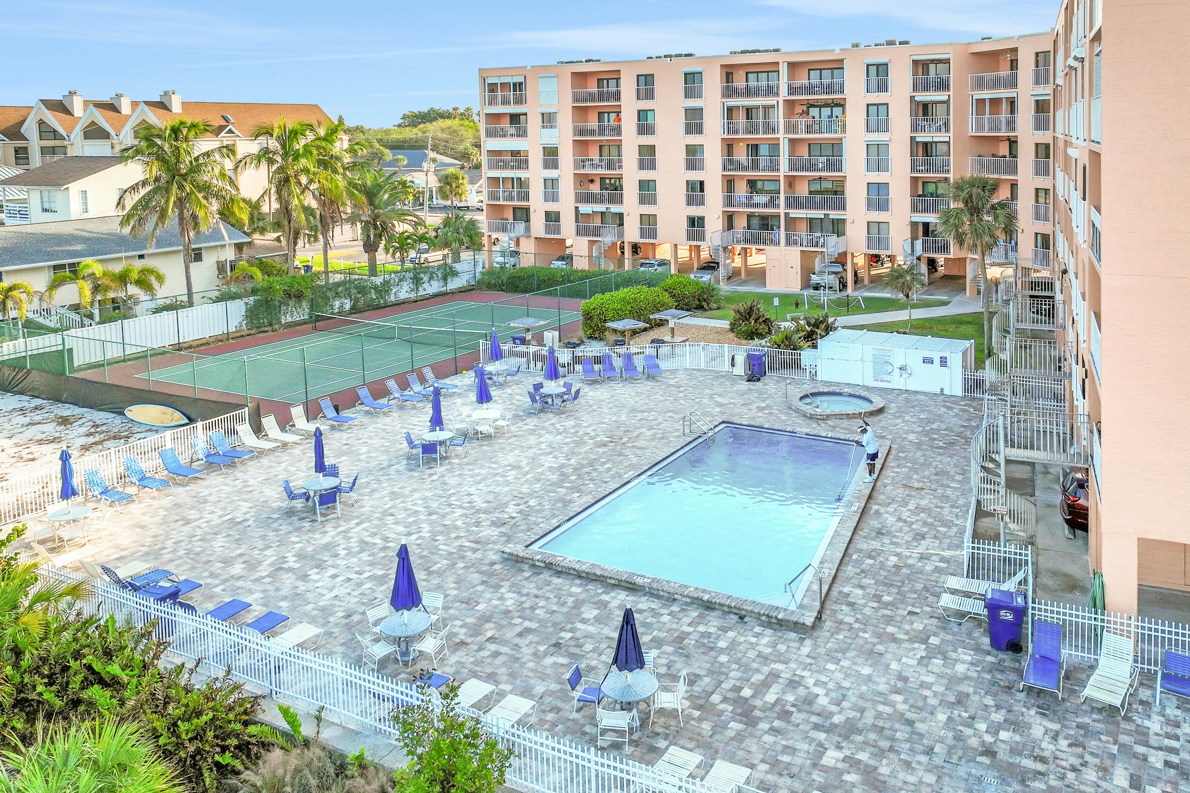 Beachfront condo with pool, tennis court & AC - Dog-friendly