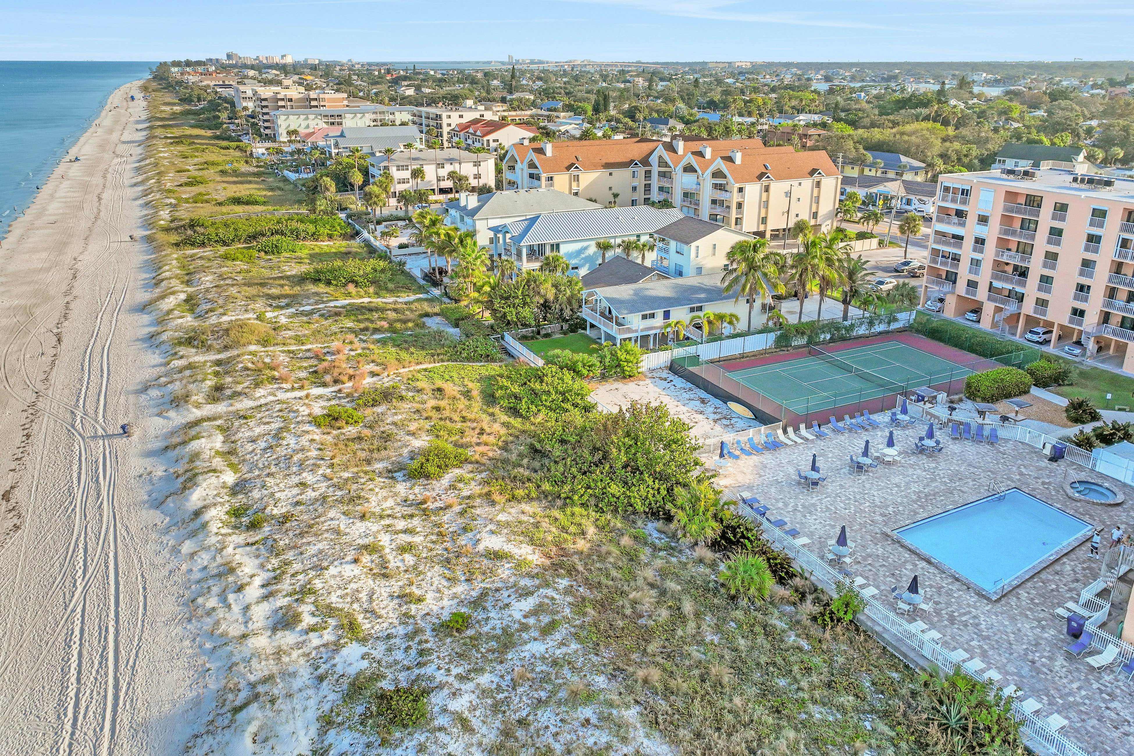 Beachfront condo with pool, tennis court & AC - Dog-friendly