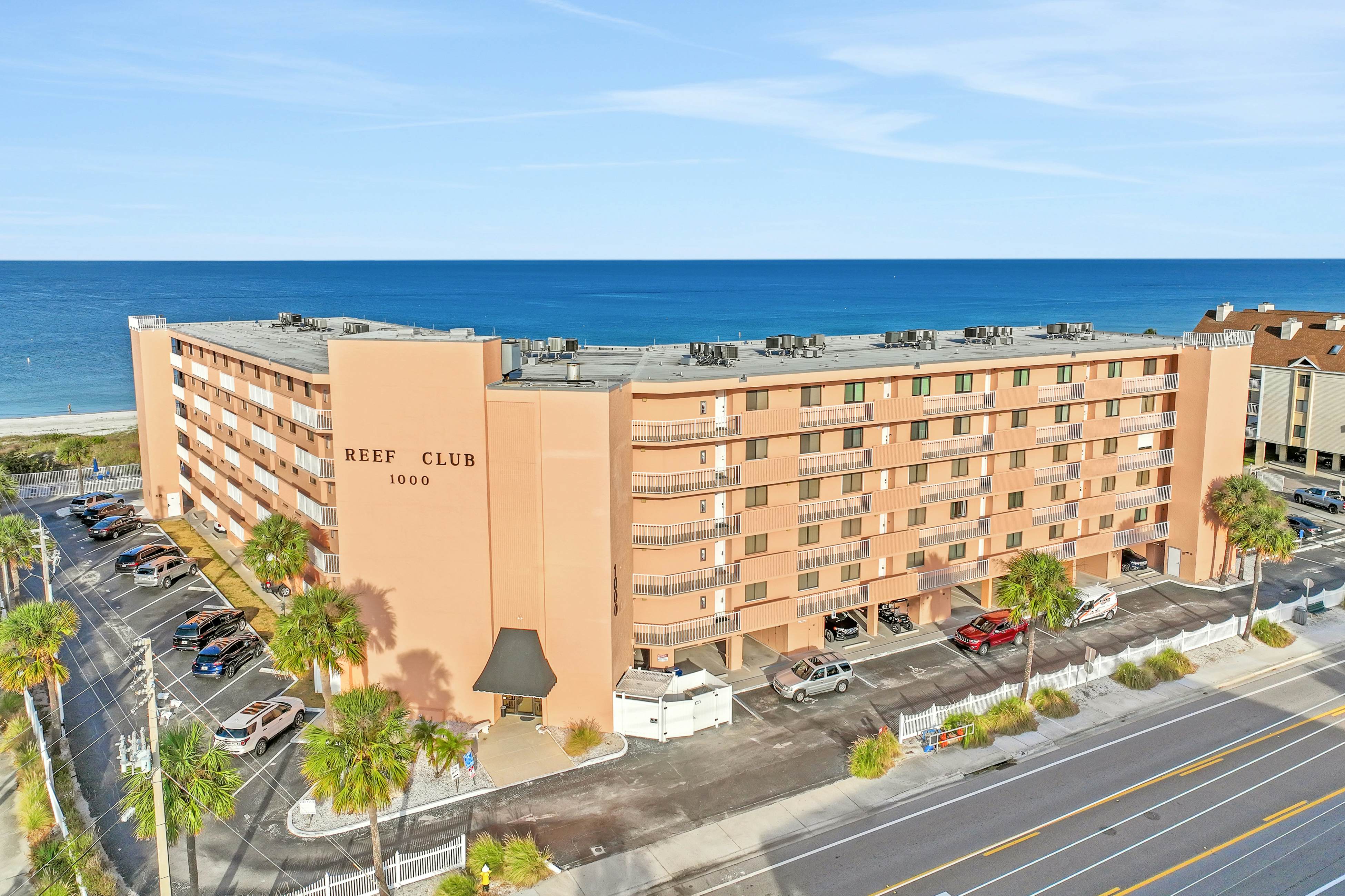 Beachfront condo with pool, tennis court & AC - Dog-friendly