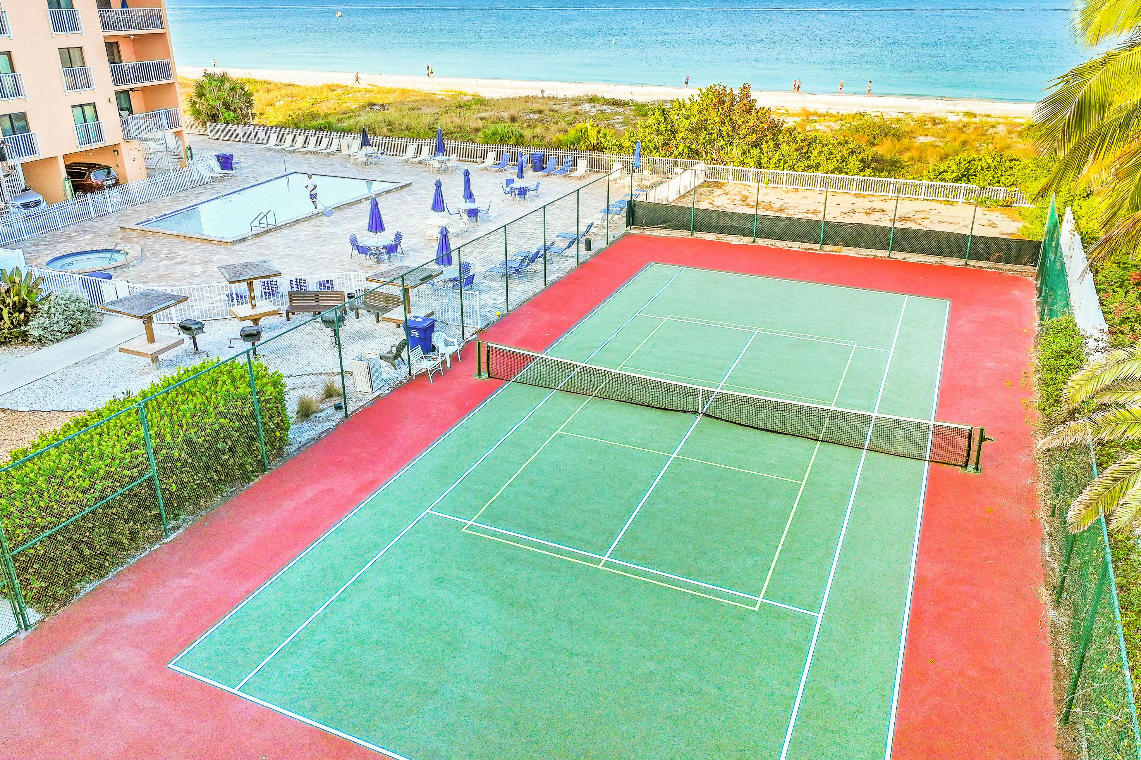 Beachfront condo with pool, tennis court & AC - Dog-friendly
