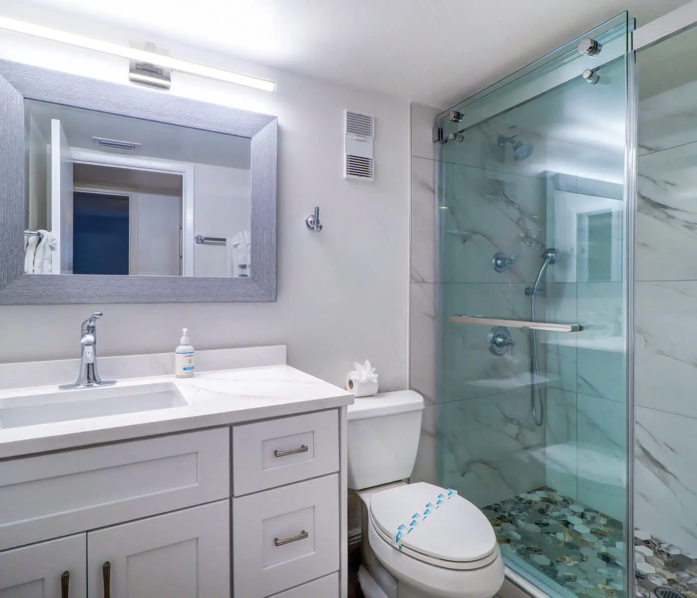 Beachfront condo with pool tennis court and AC Dog friendly