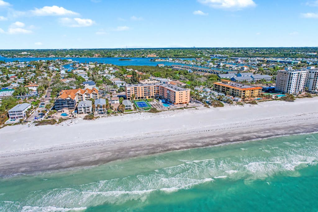 Beachfront condo with pool tennis court and AC Dog friendly